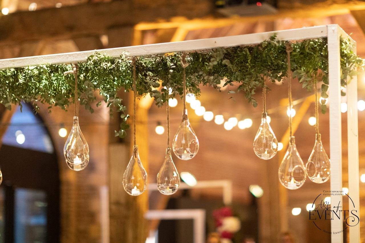 Elegant hanging decorations in the "De Balije" venue at Martin's Rentmeesterij in Bilzen.