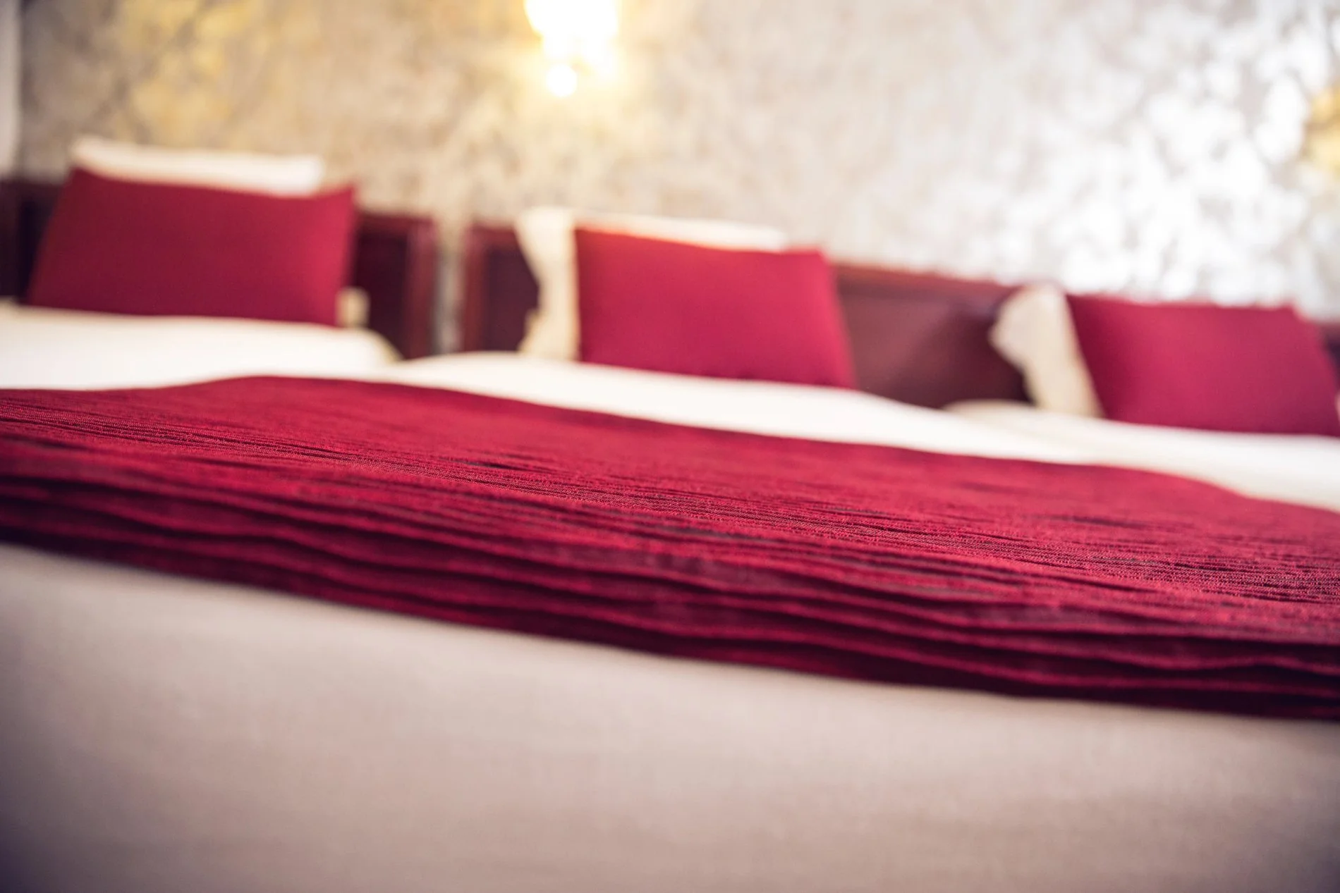 Détail de la décoration dans une Chambre Confort au Timhotel, avec coussins rouges