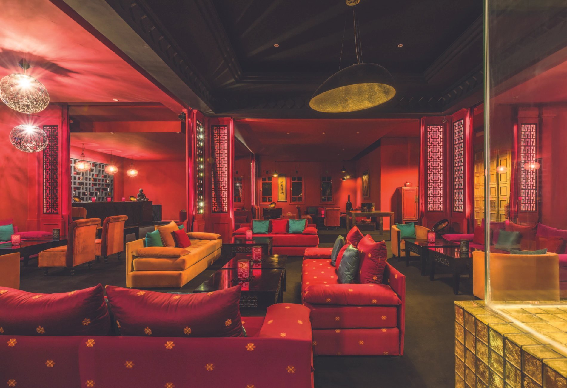Décor raffiné et lumineux du Red Lounge au Berbère Palace