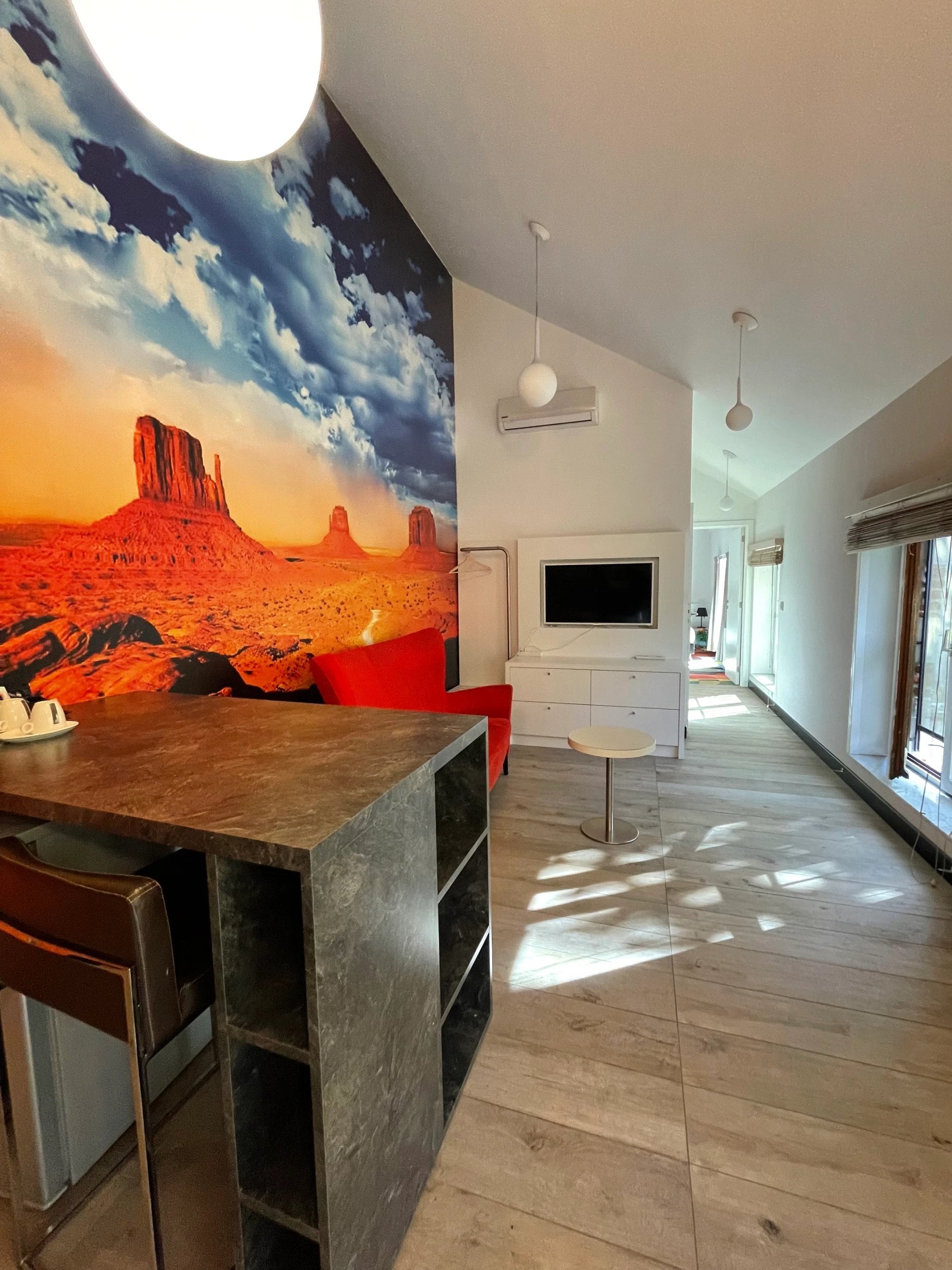 Lichte kamer met artistieke decoratie en kleurrijke meubels.