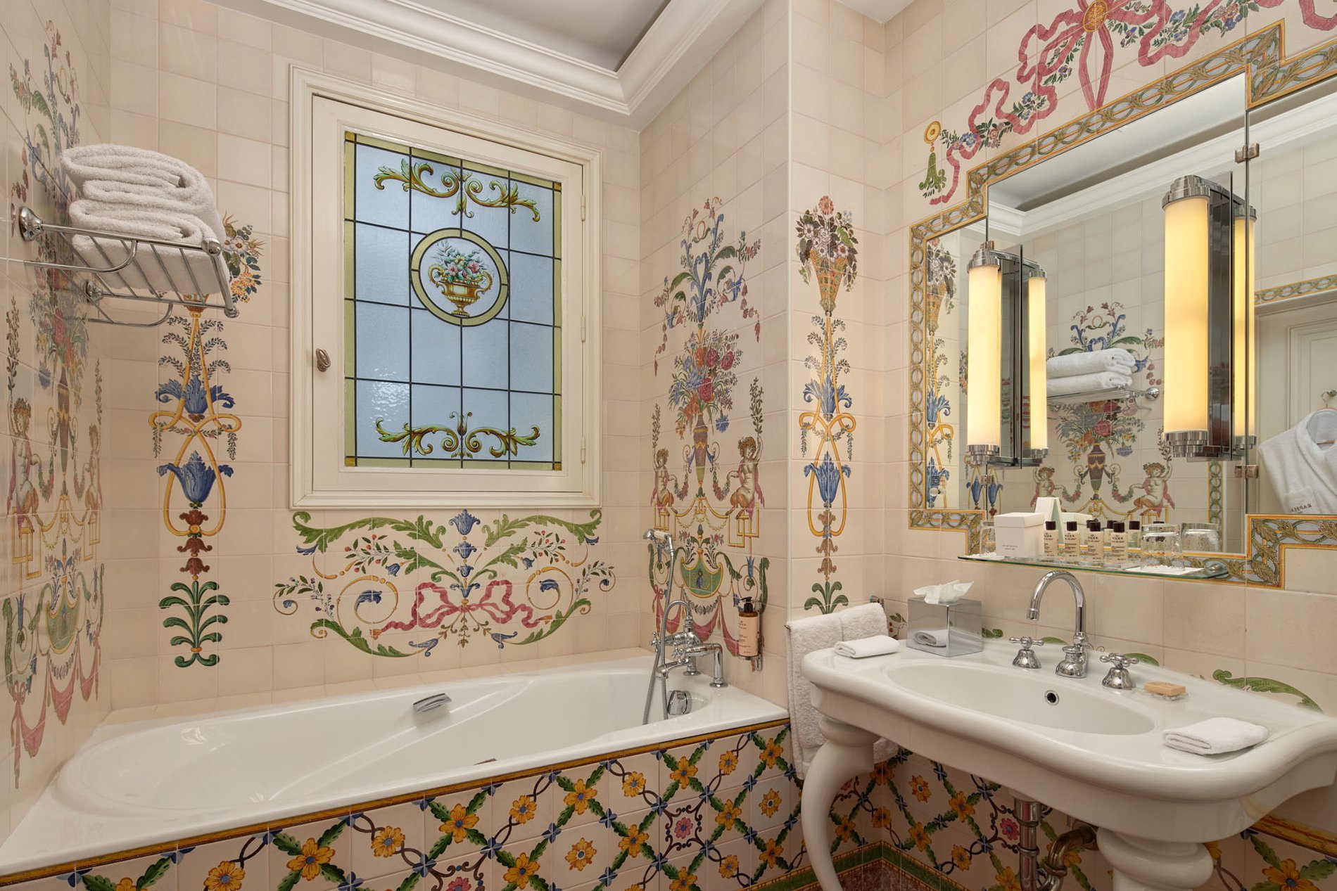 Hôtel Raphael | Bathroom of the Suite Parisienne Terrace Eiffel tower - arc de Triomphe