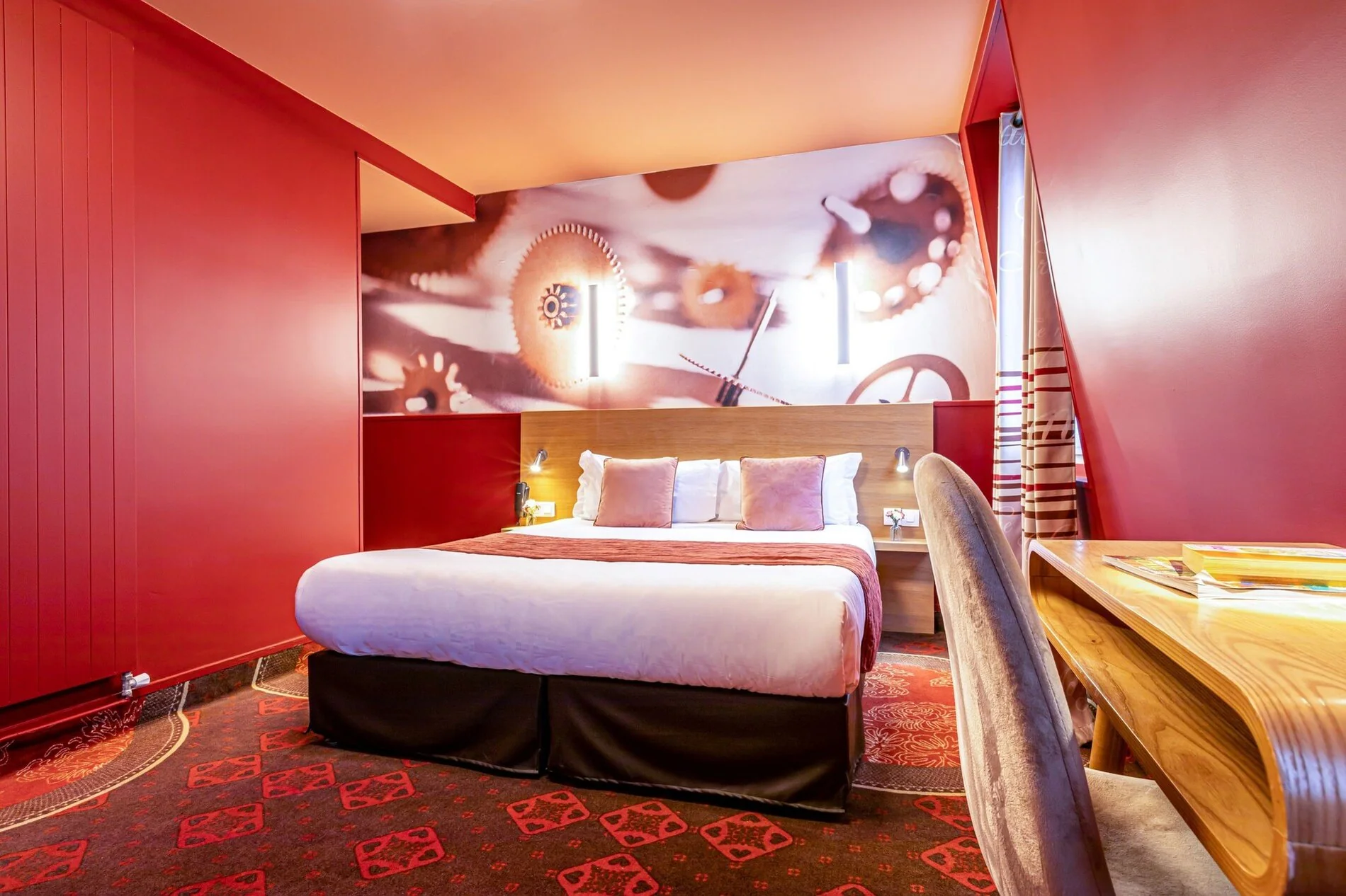 Chambre Triple de l'Hôtel Ariane Montparnasse avec lit double, espace bureau et hébergement idéal pour un séjour en famille ou entre amis à Paris