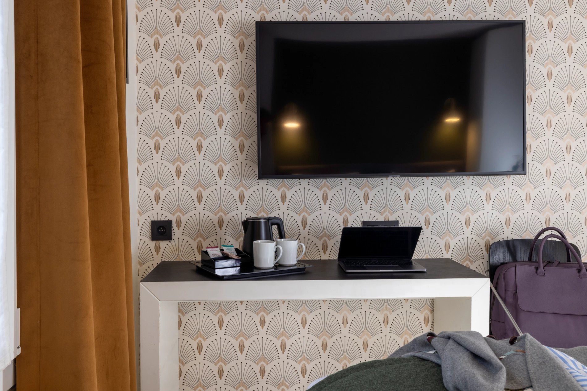 Hotel Brady Classic Room Desk Kettle