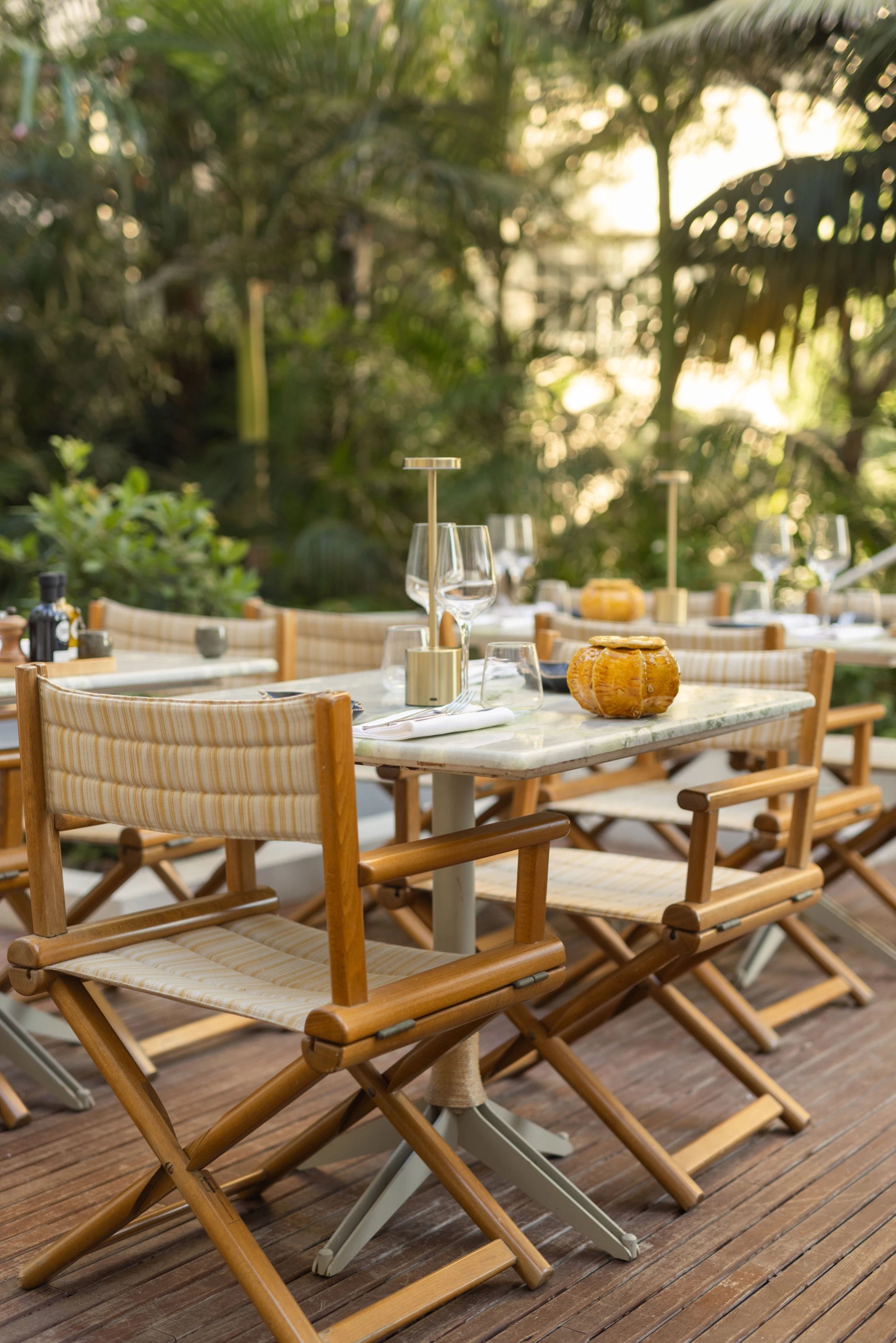 Table dressée en terrasse dans un écrin végétal au Spa Villa Belle Plage