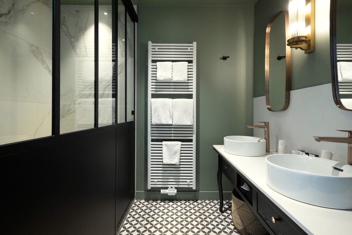 Martin's Relais 4****, Modern bathroom with walk-in shower in the suite.