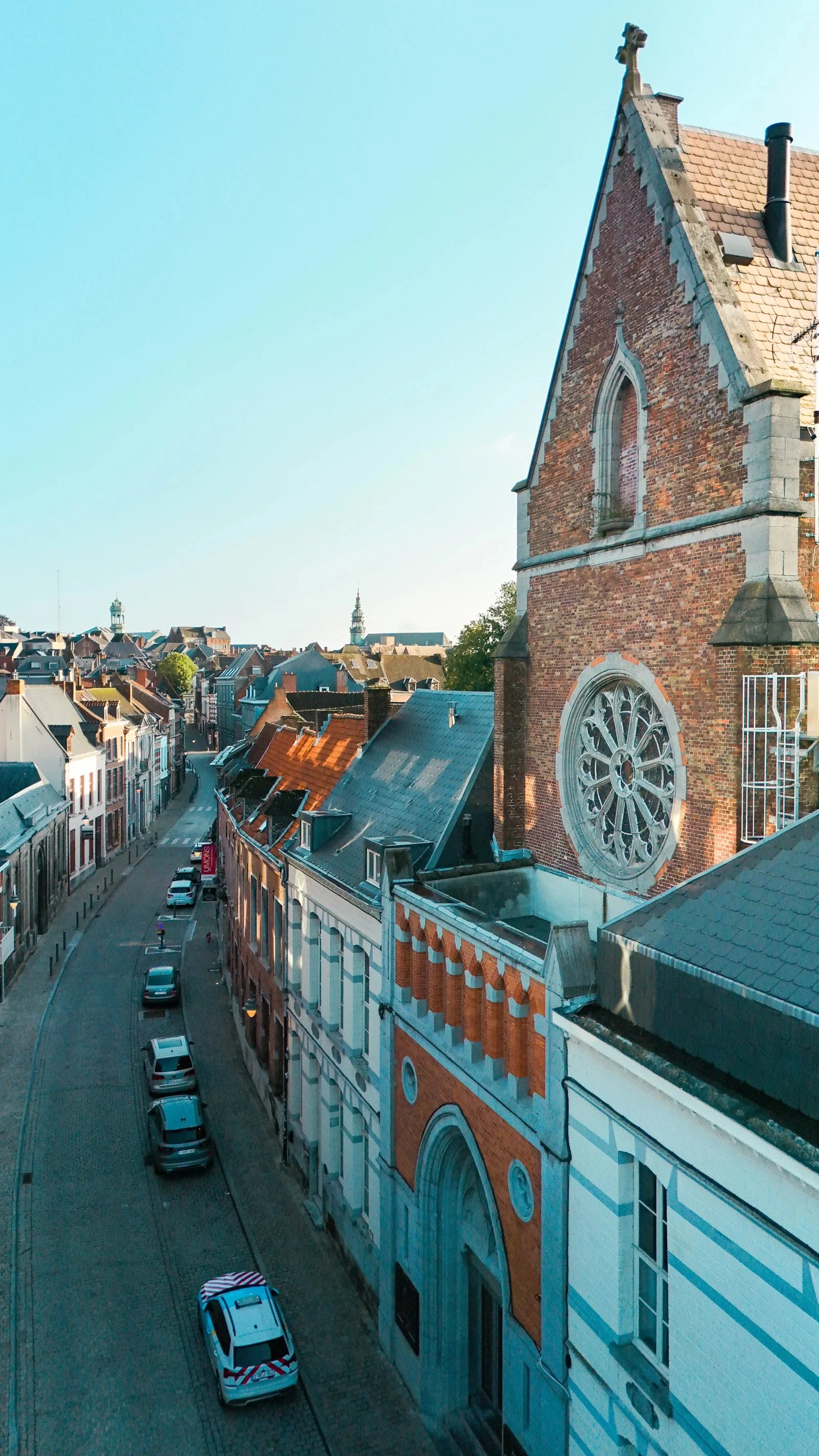 Vue sur la façade historique du Martin's Dream à Mons.