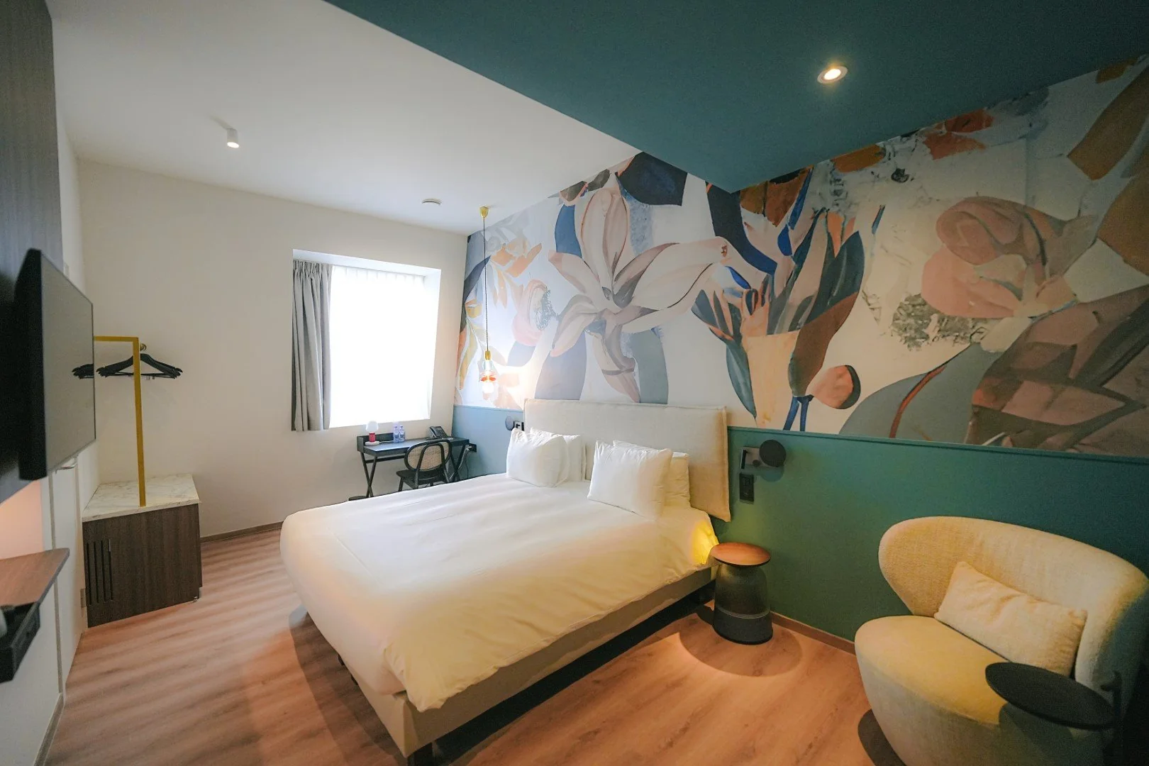 Chambre moderne et chaleureuse avec des tons orange au Martin's Klooster à Louvain.