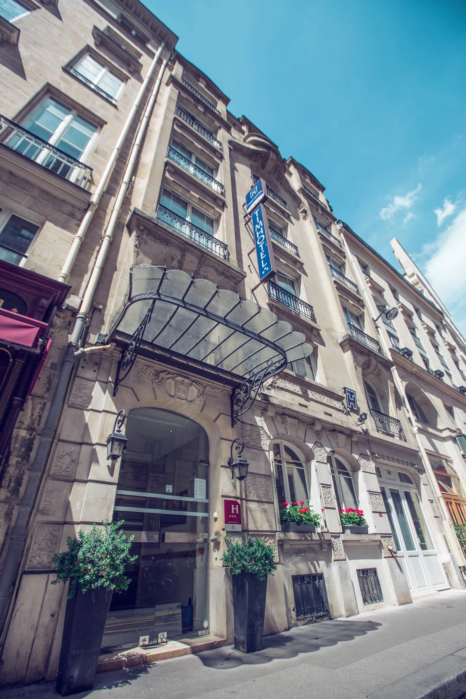 Entrée du Timhotel, avec une architecture parisienne classique