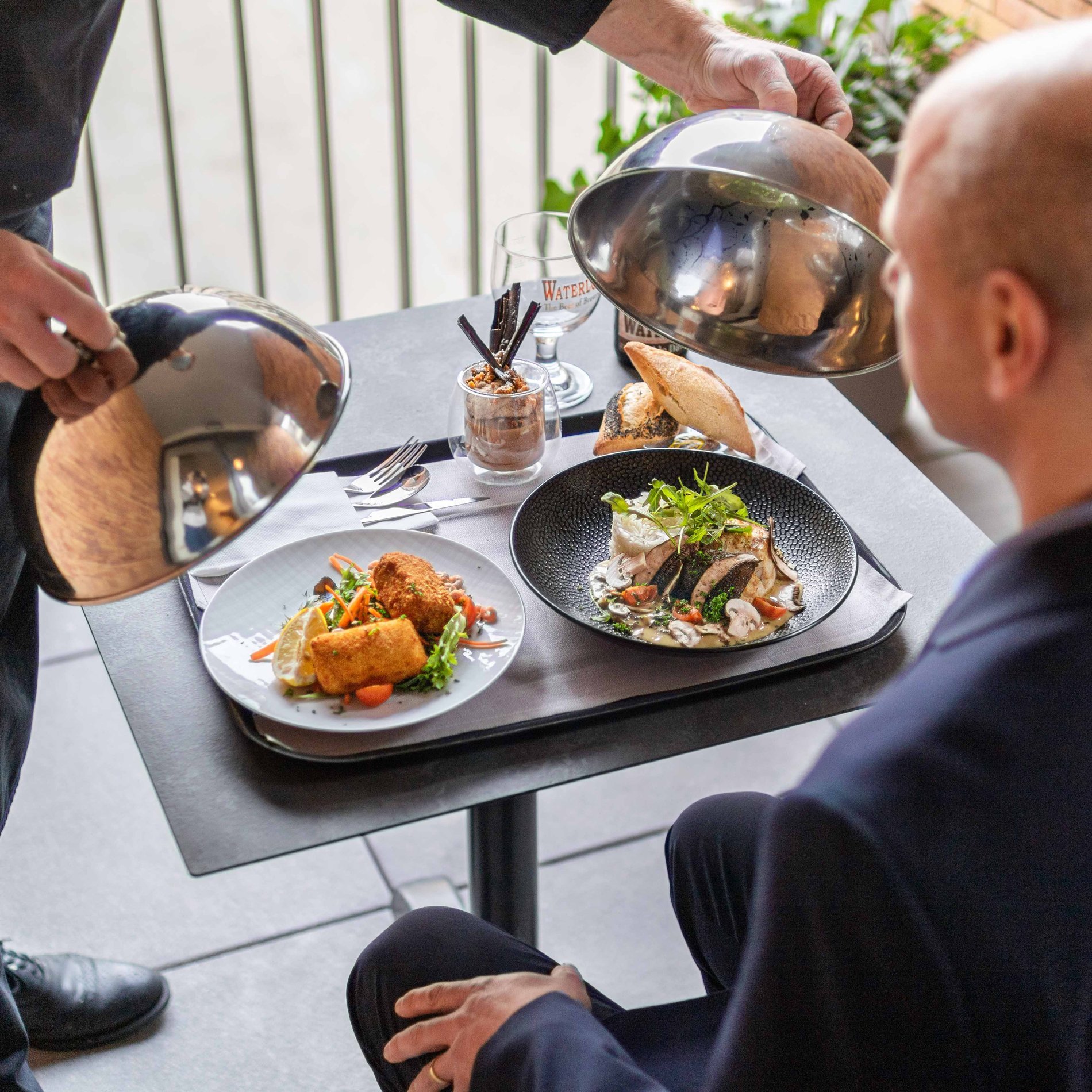 Zimmerservice mit feinen Gerichten aus dem B'Comme Restaurant.