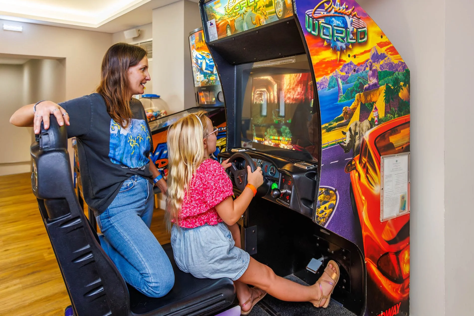 Kind spielt an den Spielautomaten im Teens Club des Jupiter Albufeira Hotels