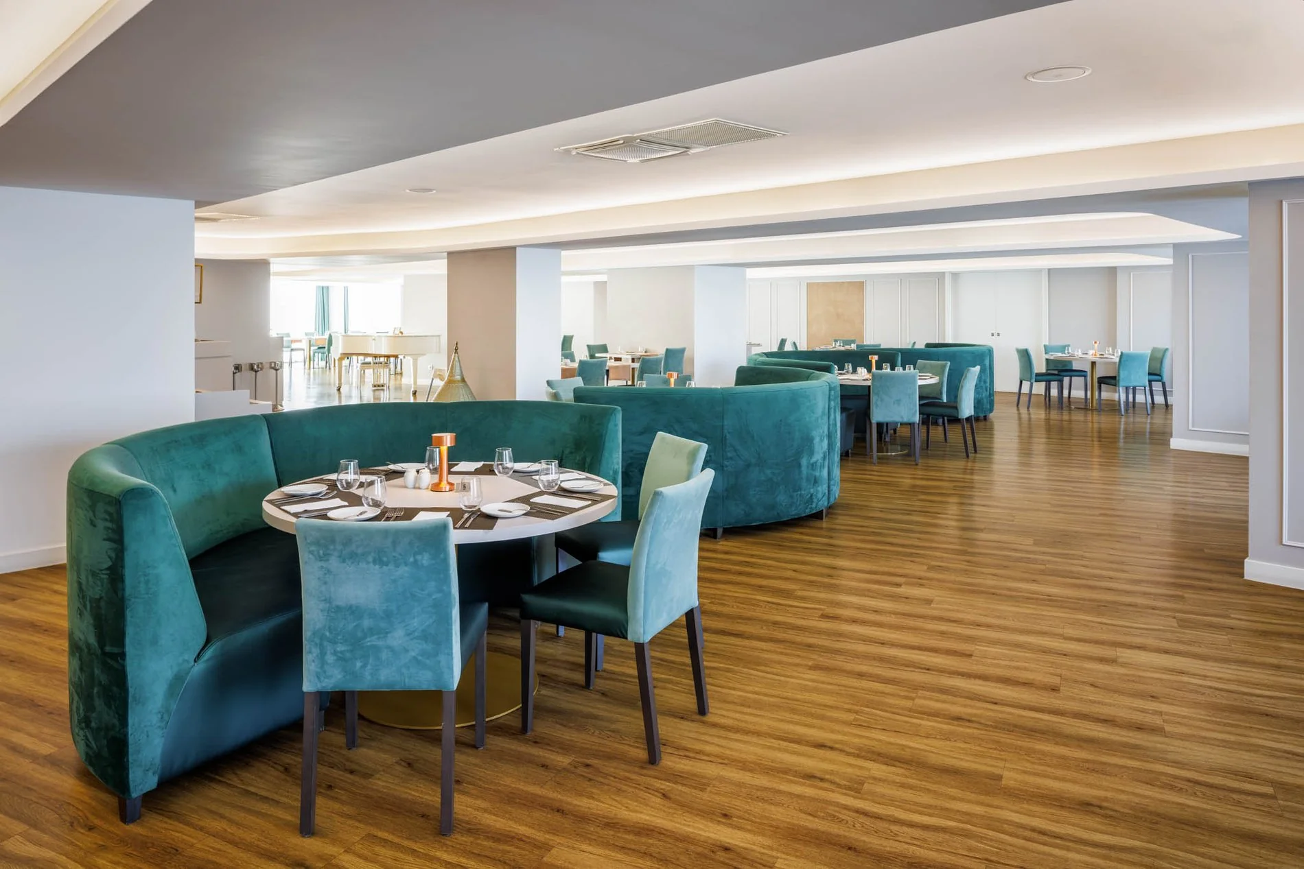 Tables de la salle à manger du restaurant Alecrim de l’Hôtel Jupiter Albufeira soigneusement disposées