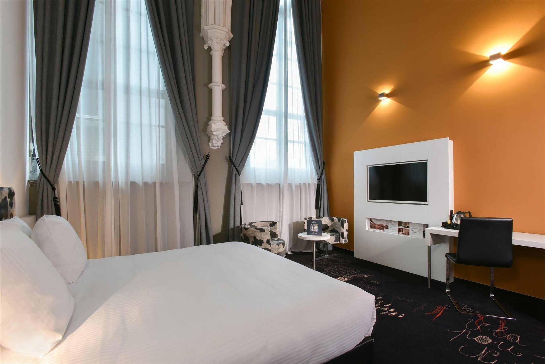 Gemütliches Zimmer mit sanfter Beleuchtung und raffiniertem Dekor.