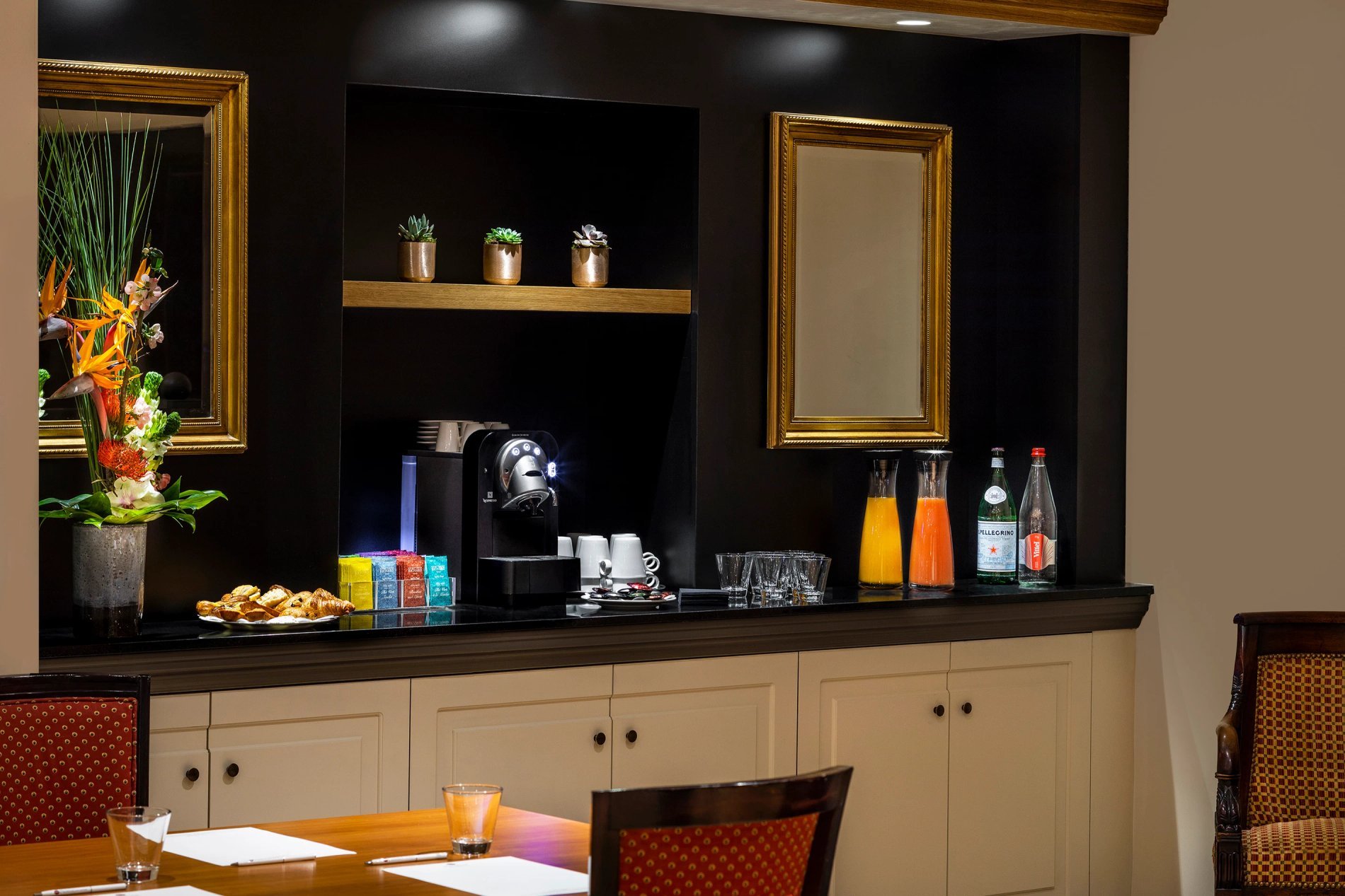 Espace pause avec boissons et machine à café à l’Hôtel Ducs de Bourgogne, Paris