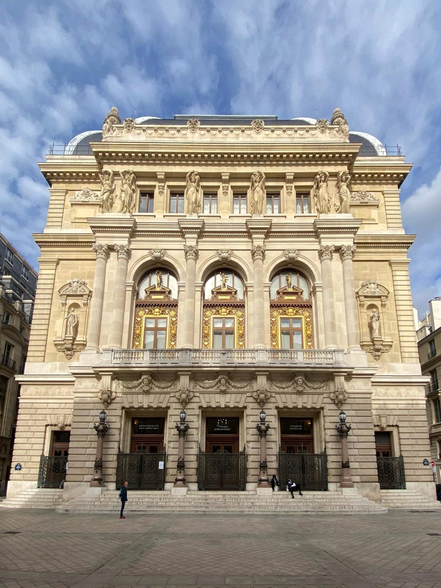 The Opera comic stands behind the Hôtel Gramont