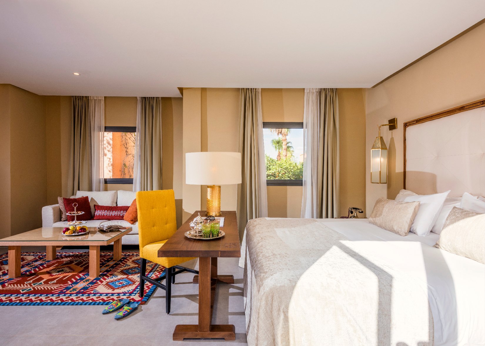 Coin salon et espace nuit de la Suite Junior au Berbère Palace à Ouarzazate
