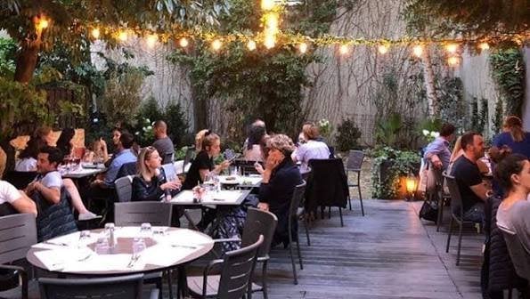 Terrasse du restaurant Ciao Bella à Boulogne-Billancourt, proposant une cuisine italienne authentique dans un cadre chaleureux, à proximité de l’Hôtel Olympic.