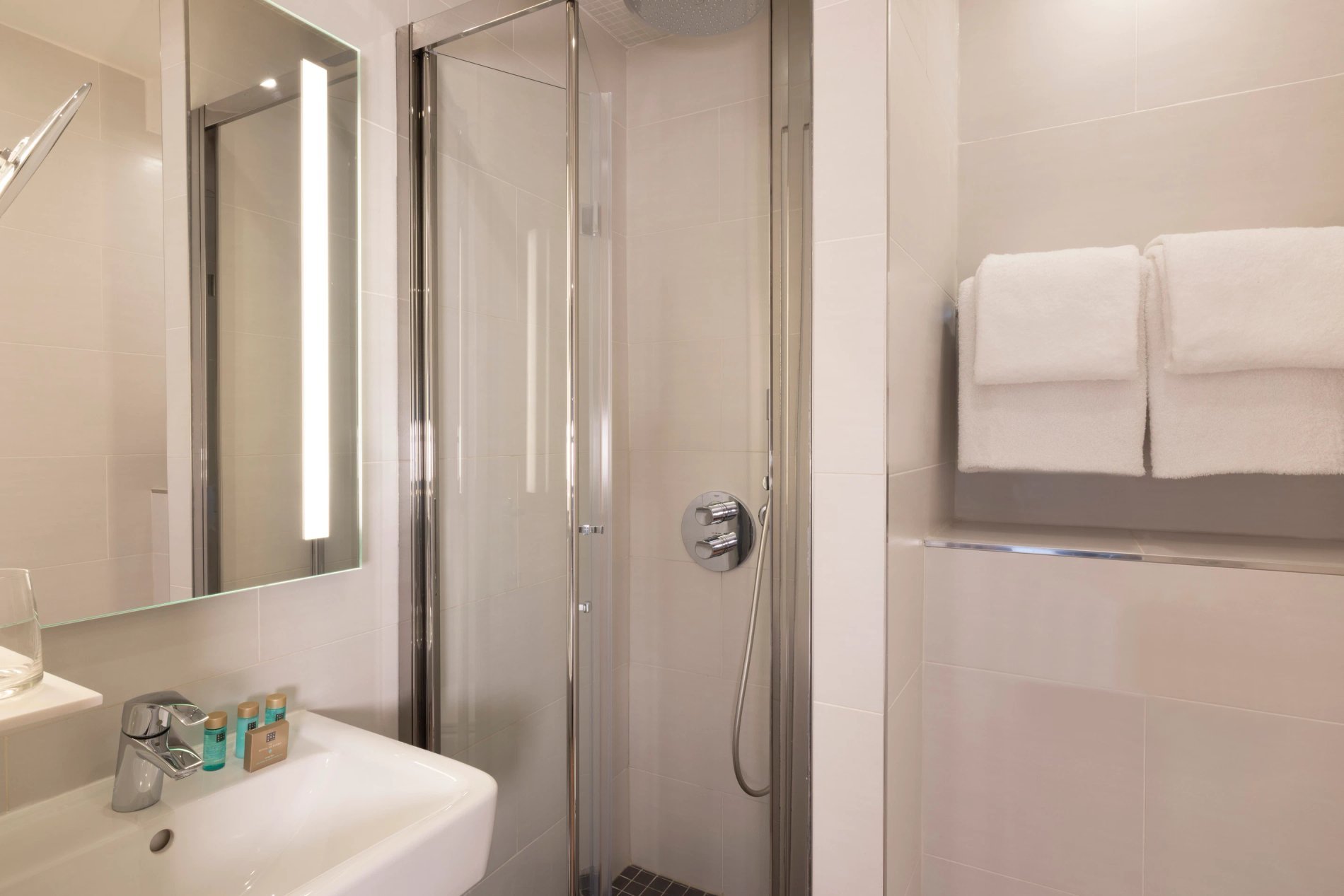 Hôtel Théorème Chambre Supérieure Salle de Bain Douche