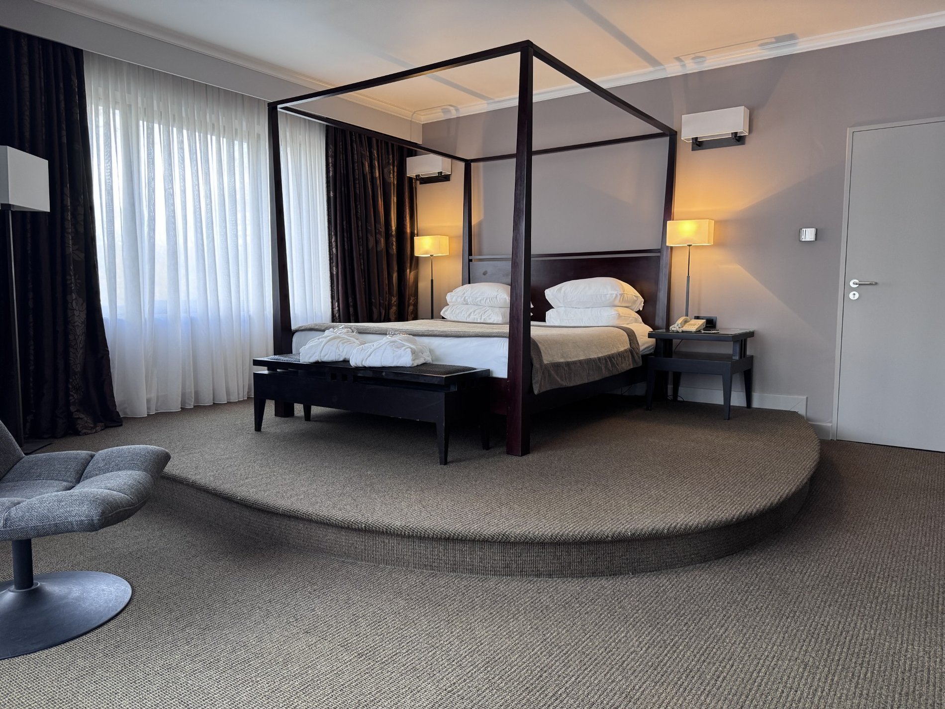 Kamer met jacuzzi en zicht op het meer