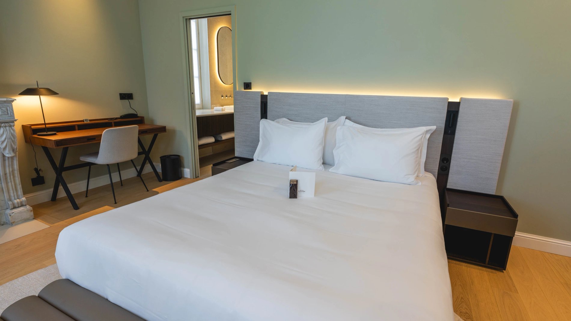 Lit double et bureau élégant dans la Chambre Essentielle de la Villa des Vignes à Saint-Émilion