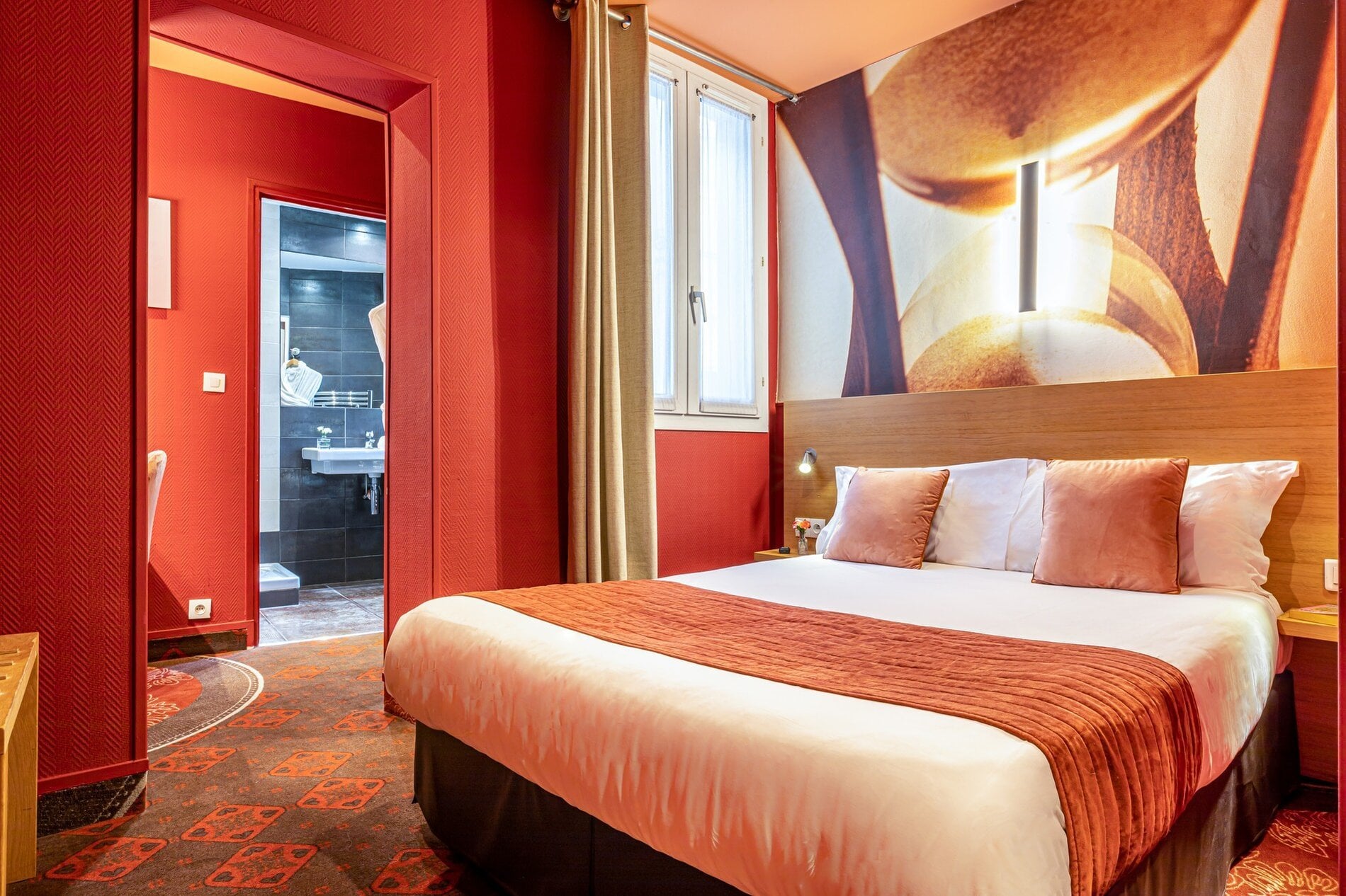 Chambre Confort Double lumineuse de l'Hôtel Ariane Montparnasse avec lit double et salle de bain privative à Paris