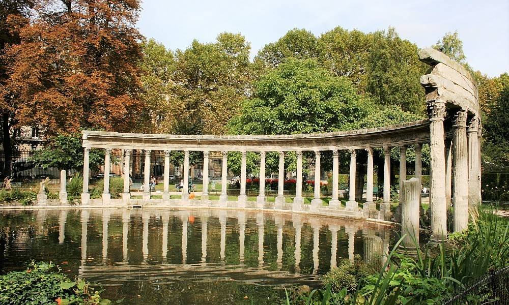 Parc Monceau à Paris avec sa célèbre colonnade et son bassin, à quelques minutes de l’Hôtel Glasgow Monceau
