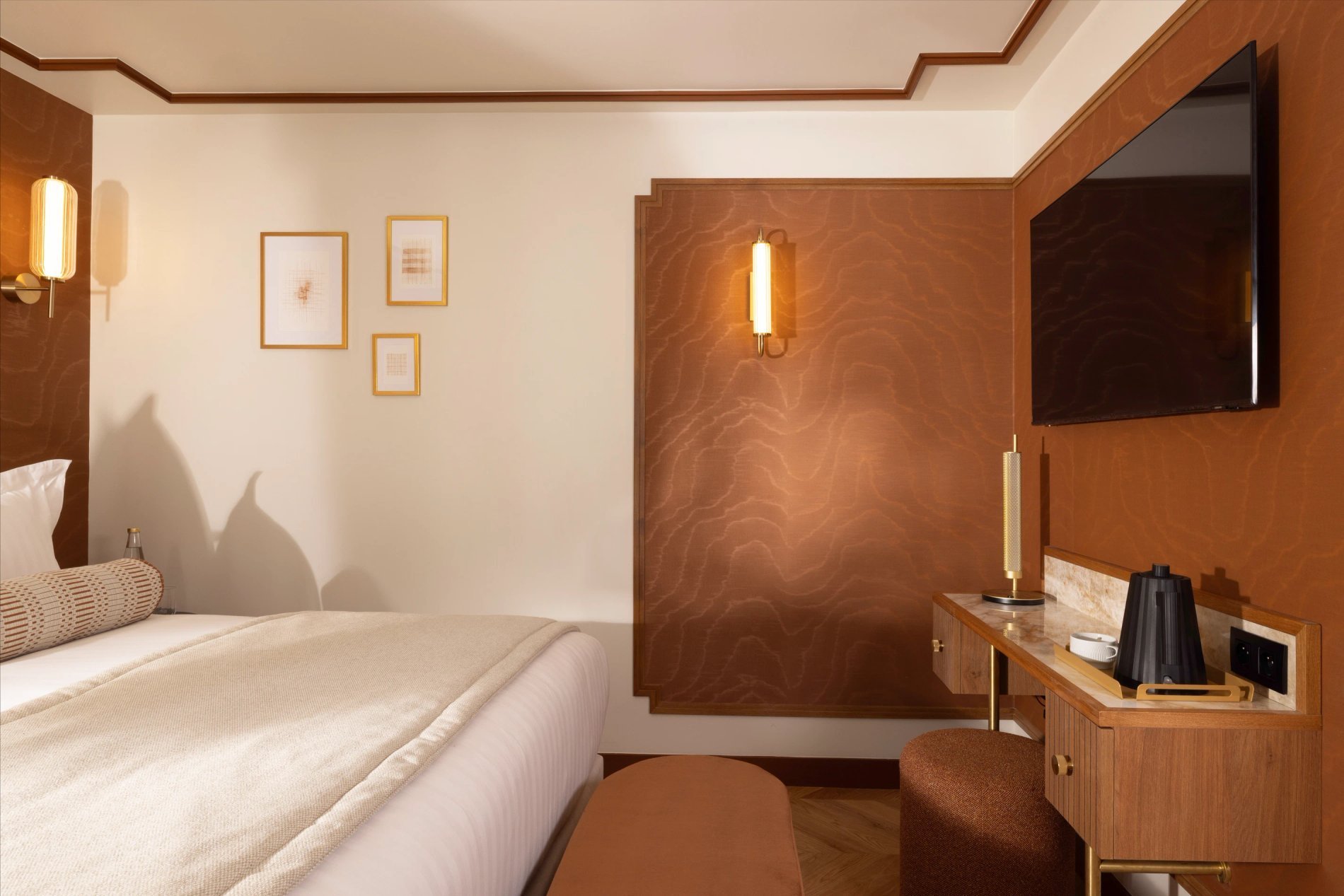 Hotel Filigrane | Superior Room Desk Kettle Tv