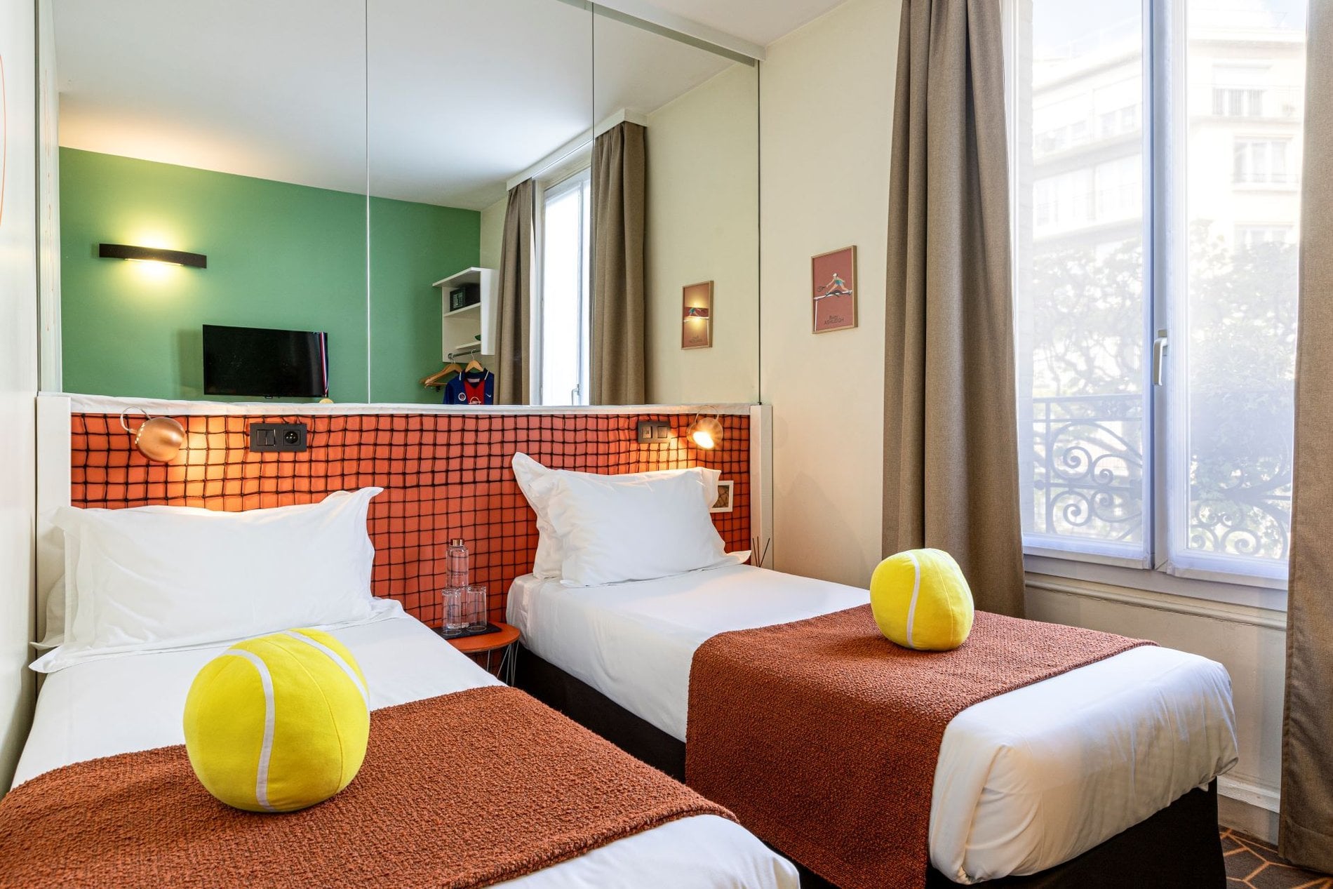 Chambre Classique Twin Olympic lumineuse avec deux lits simples, vue sur Paris et ambiance chaleureuse.