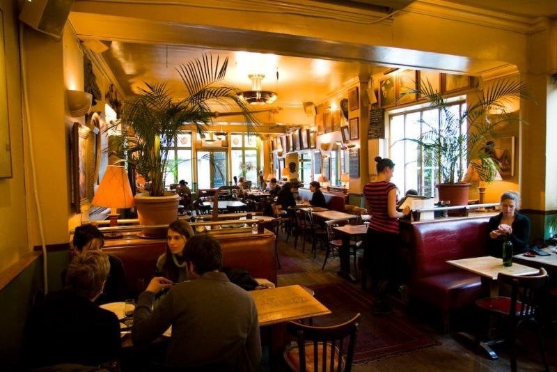 Café de l’Industrie à Boulogne-Billancourt, restaurant convivial proposant une cuisine française traditionnelle dans une ambiance chaleureuse, à proximité de l’Hôtel Olympic.