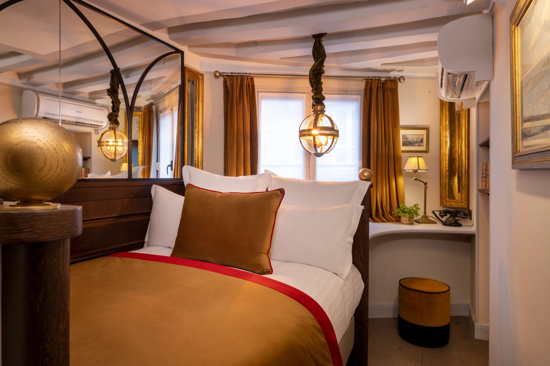 Maison Cardinal Furstemberg Bedroom