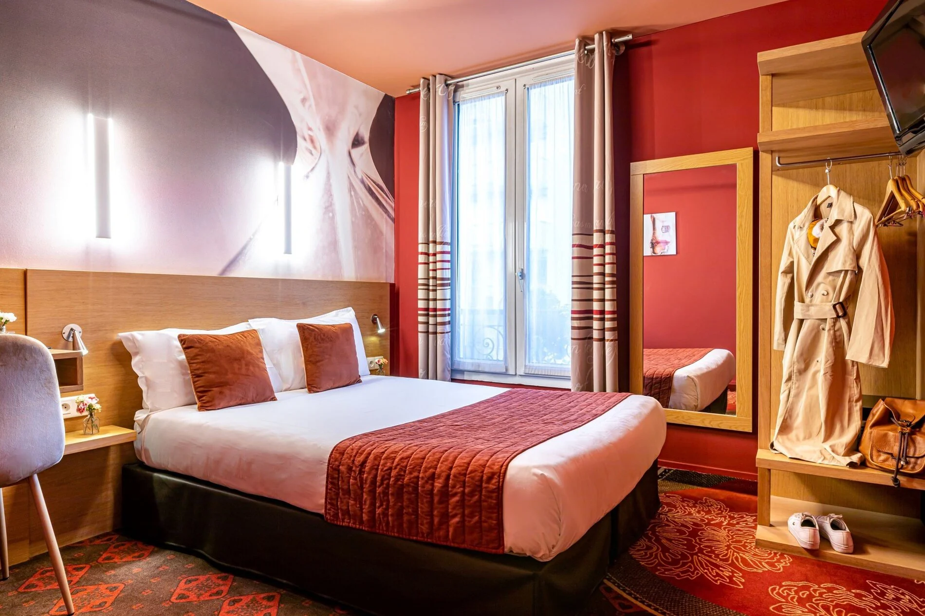 Chambre Classique Double lumineuse de l'Hôtel Ariane Montparnasse avec décoration contemporaine et literie confortable