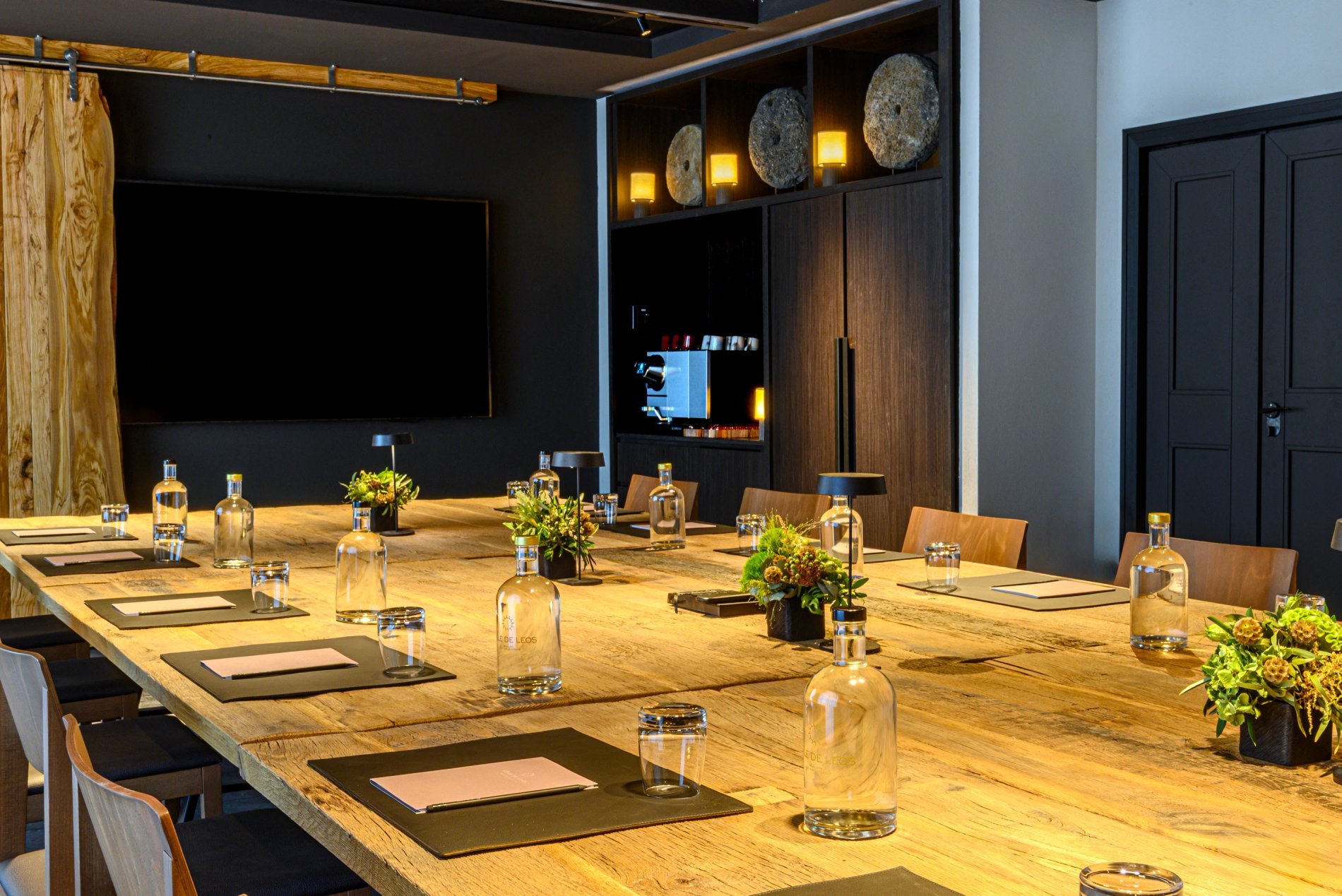 Salle de réunion élégante et intimiste à L’Isle de Leos