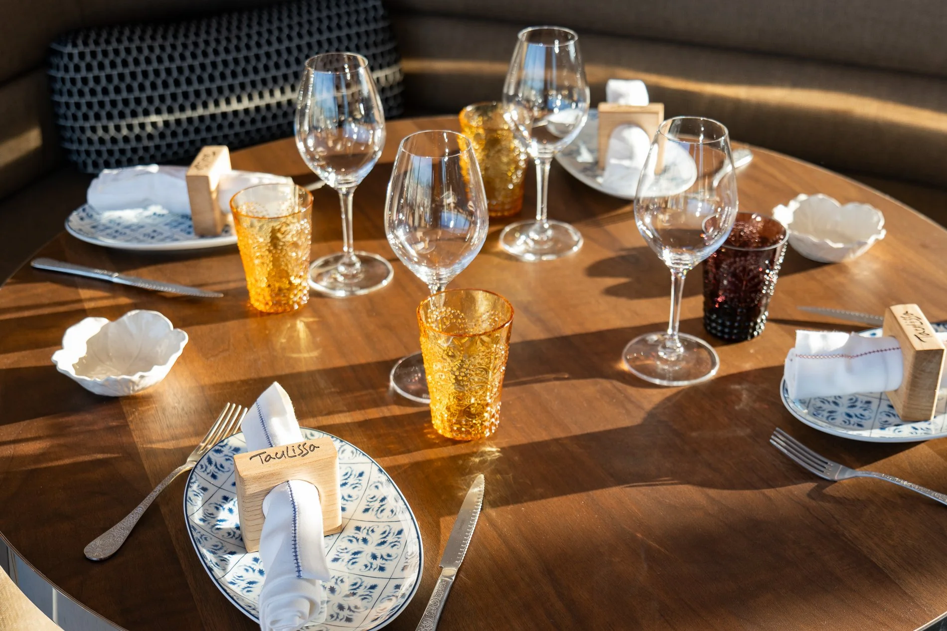 Royal blue dining room Taulissa Bar: set tables, cozy armchairs.