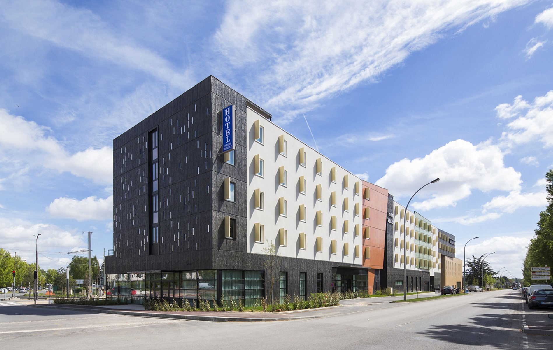 Façade contemporaine du Best Western Plus Paris Vélizy près du campus HEC
