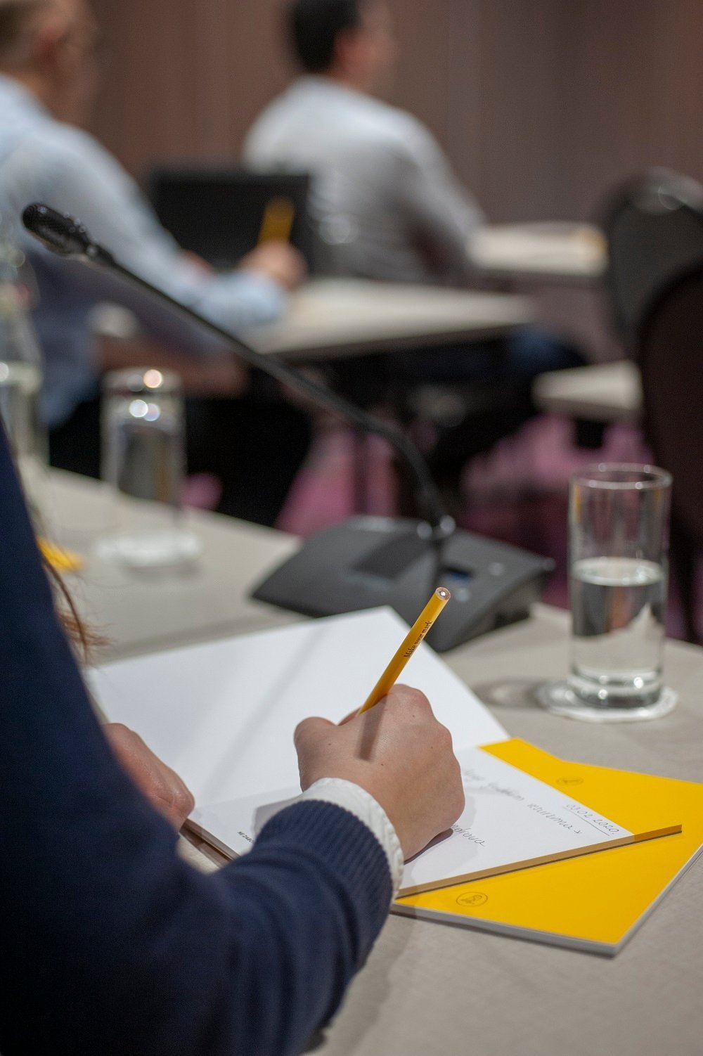 Participants interagissant lors d'un événement d'entreprise à l'Hôtel VOCO Paris Montparnasse.