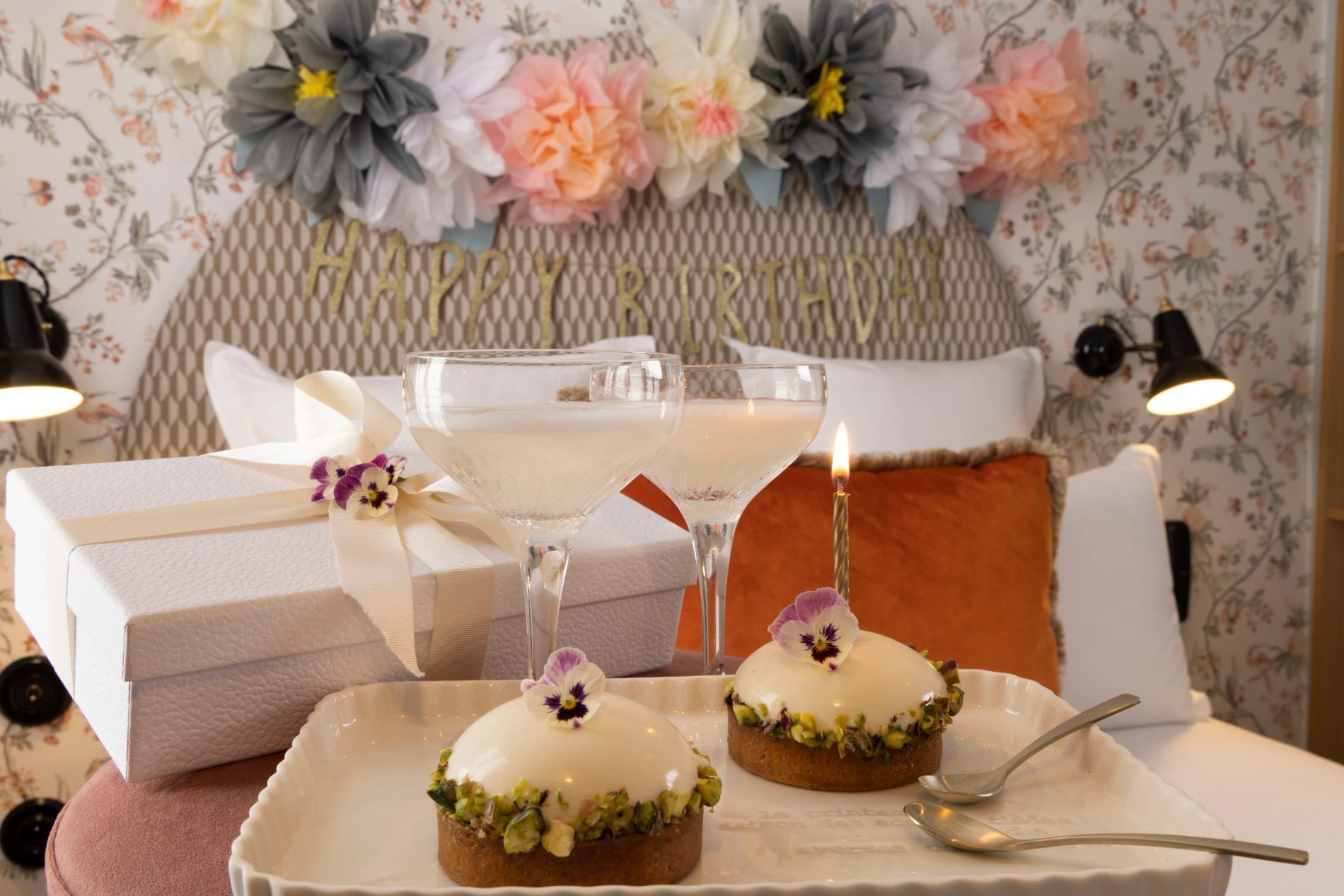 Hôtel Bloum Package Anniversaire Pâtisserie Champagne Guirlande