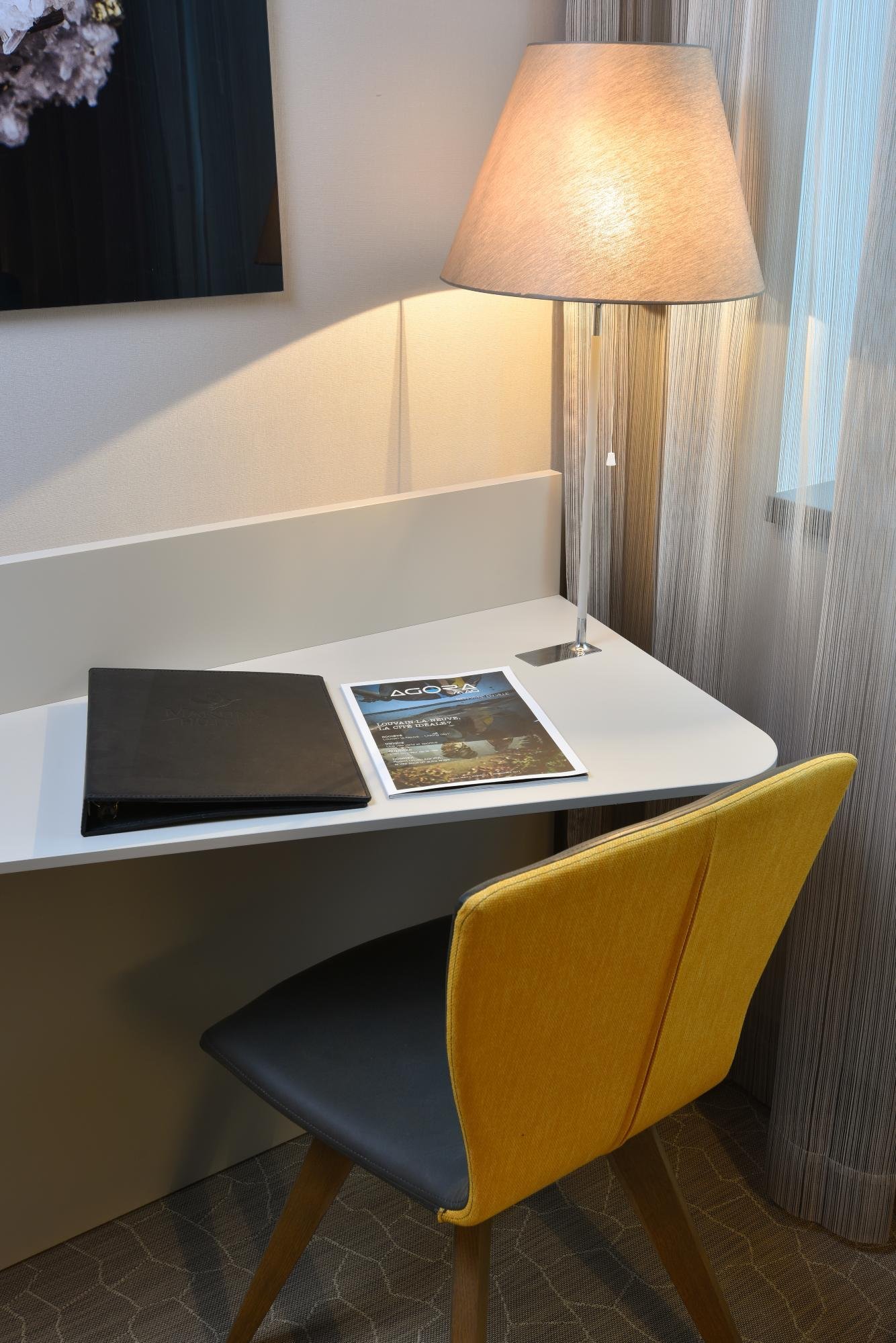 Bureauhoek met gele stoel en lamp.