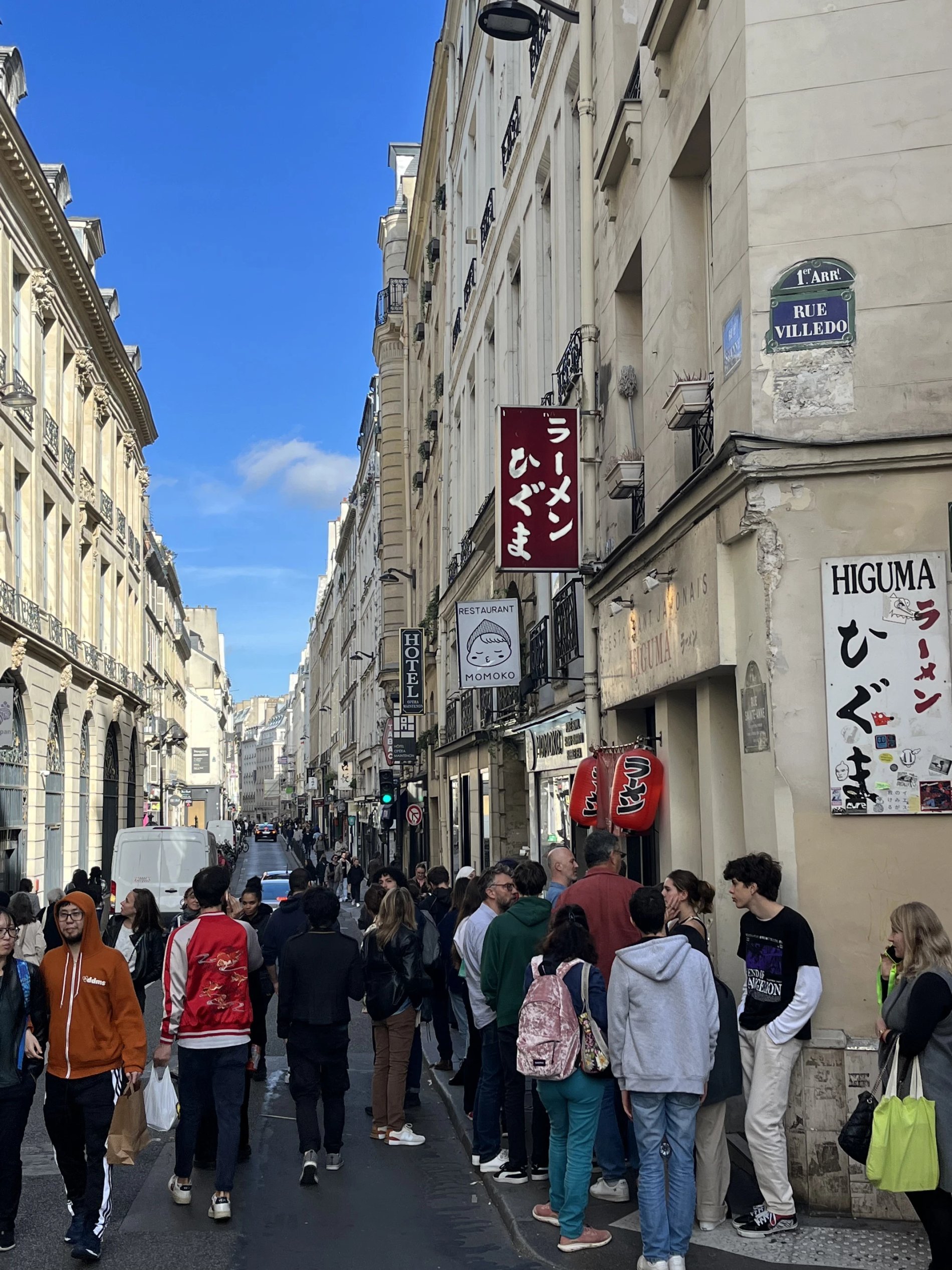 La rue Sainte-Anne est alignée à la rue de Gramont, à 300m de l'hôtel Gramont