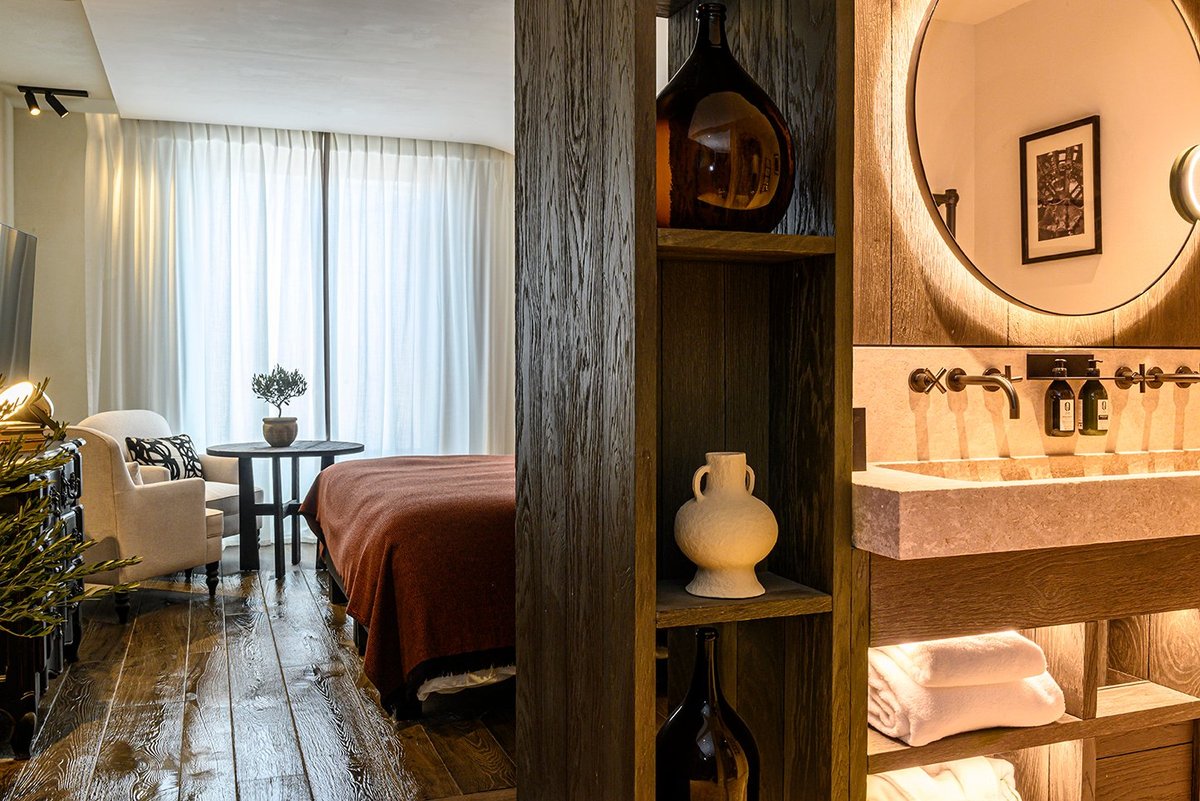 Isle de Leos, Vue d'ensemble d'une chambre élégante avec salle de bain attenante à L'Isle de Leos