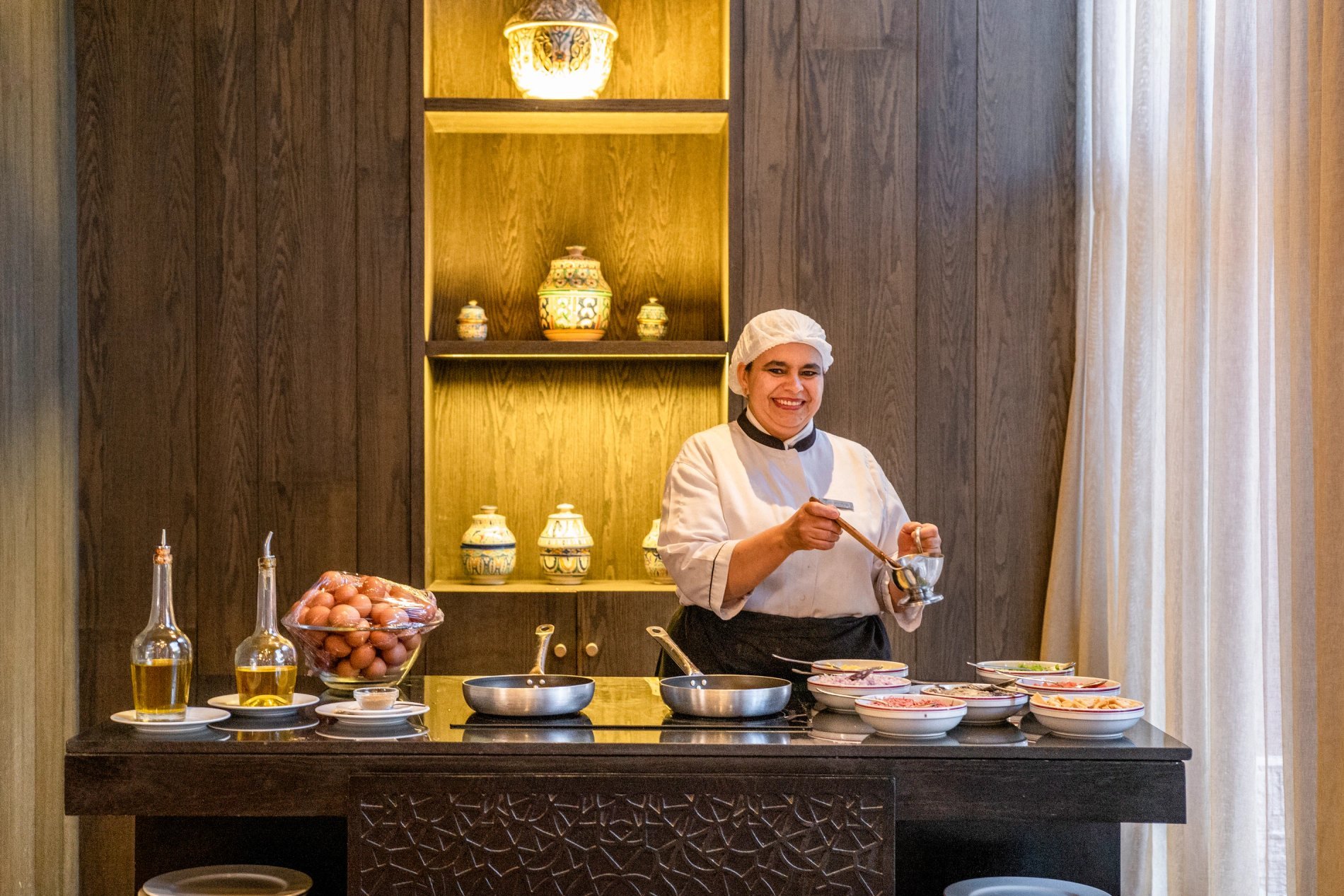 Chef en préparation culinaire au restaurant L’Oasis du Berbère Palace