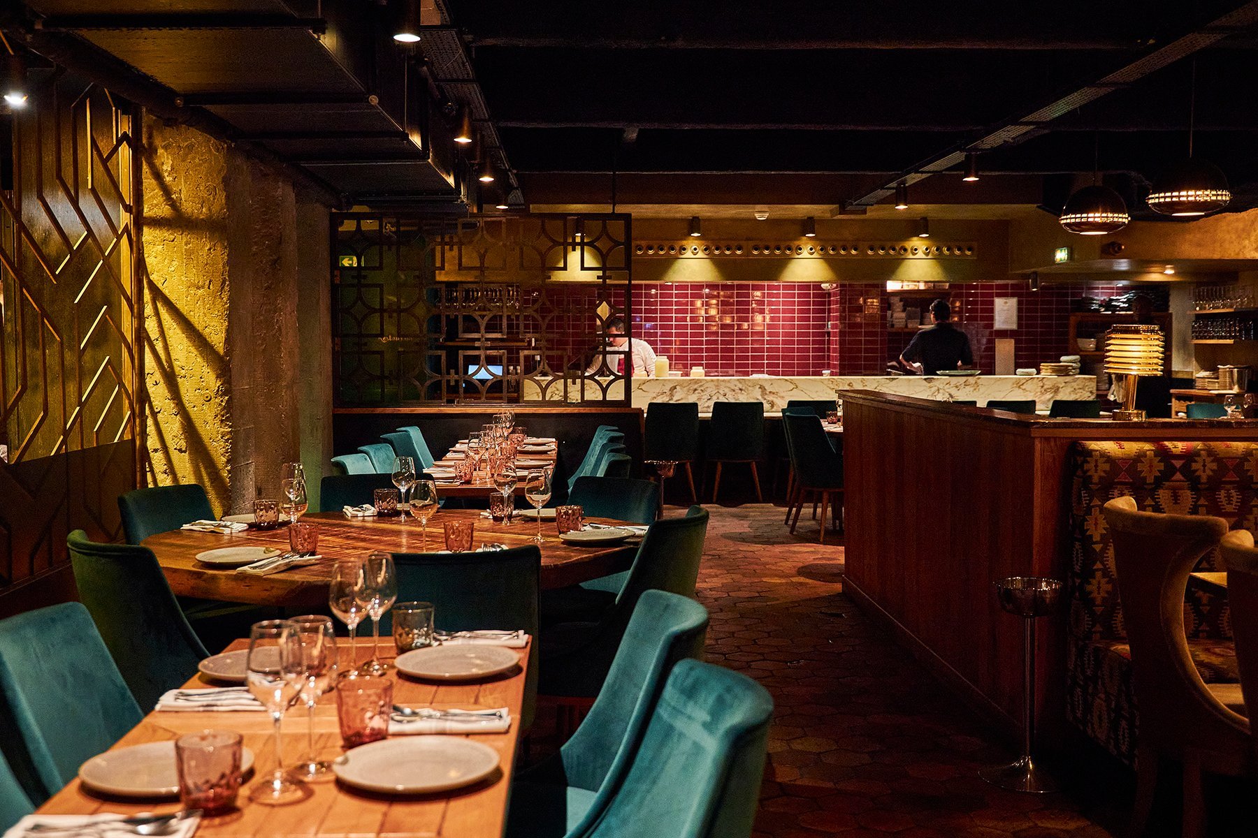 vue sur la salle des tables du restaurant péruvien à Paris du Manko