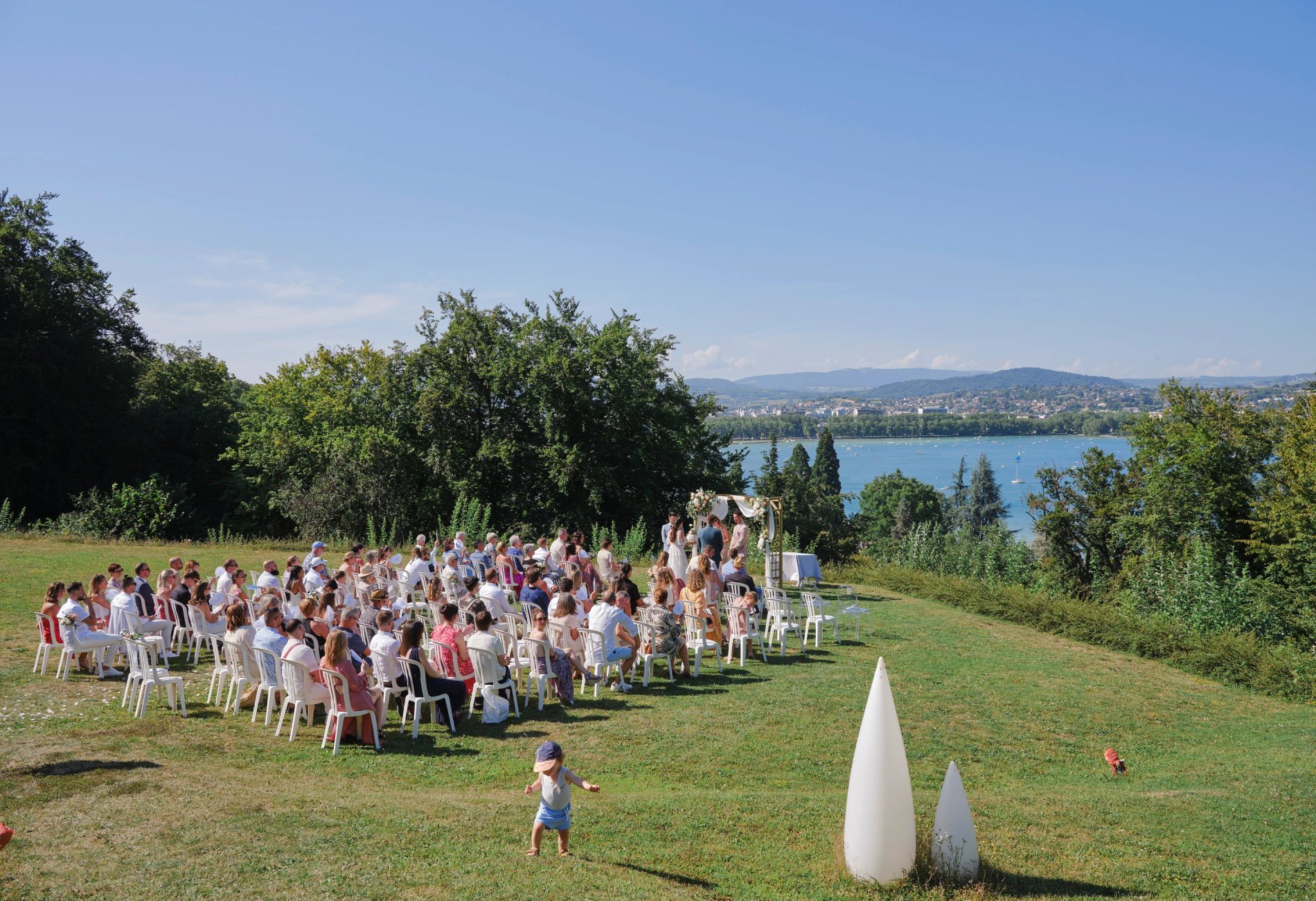 Hôtel Les Trésoms Annecy : cérémonie de mariage sur l'Esplanade avec vue exceptionnelle.