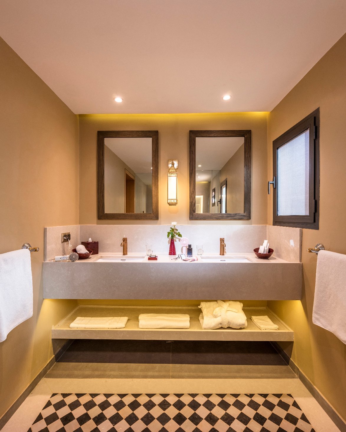 Salle de bain élégante de la chambre Deluxe au Berbère Palace