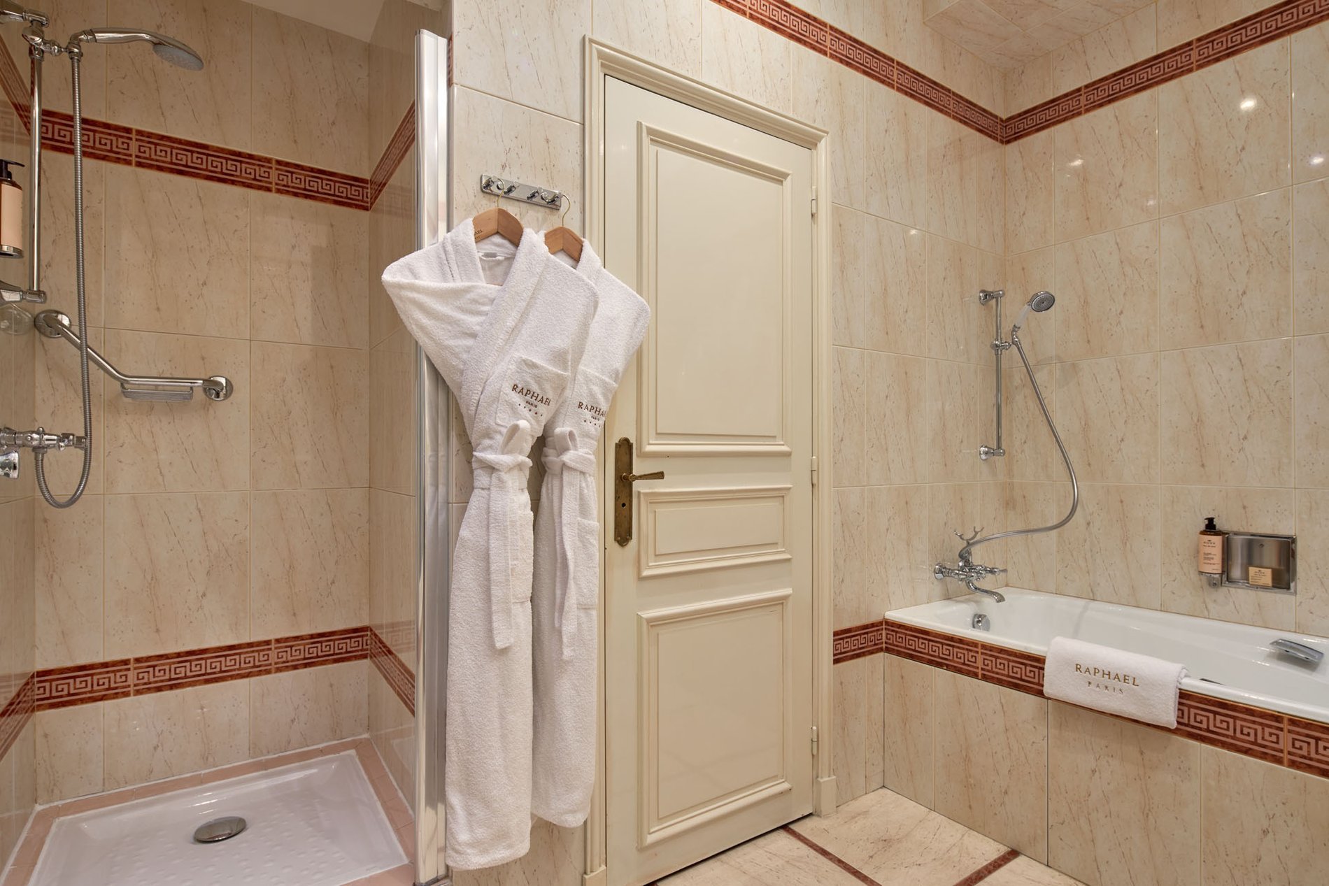 Hôtel Raphael | Signature Suite bathroom
