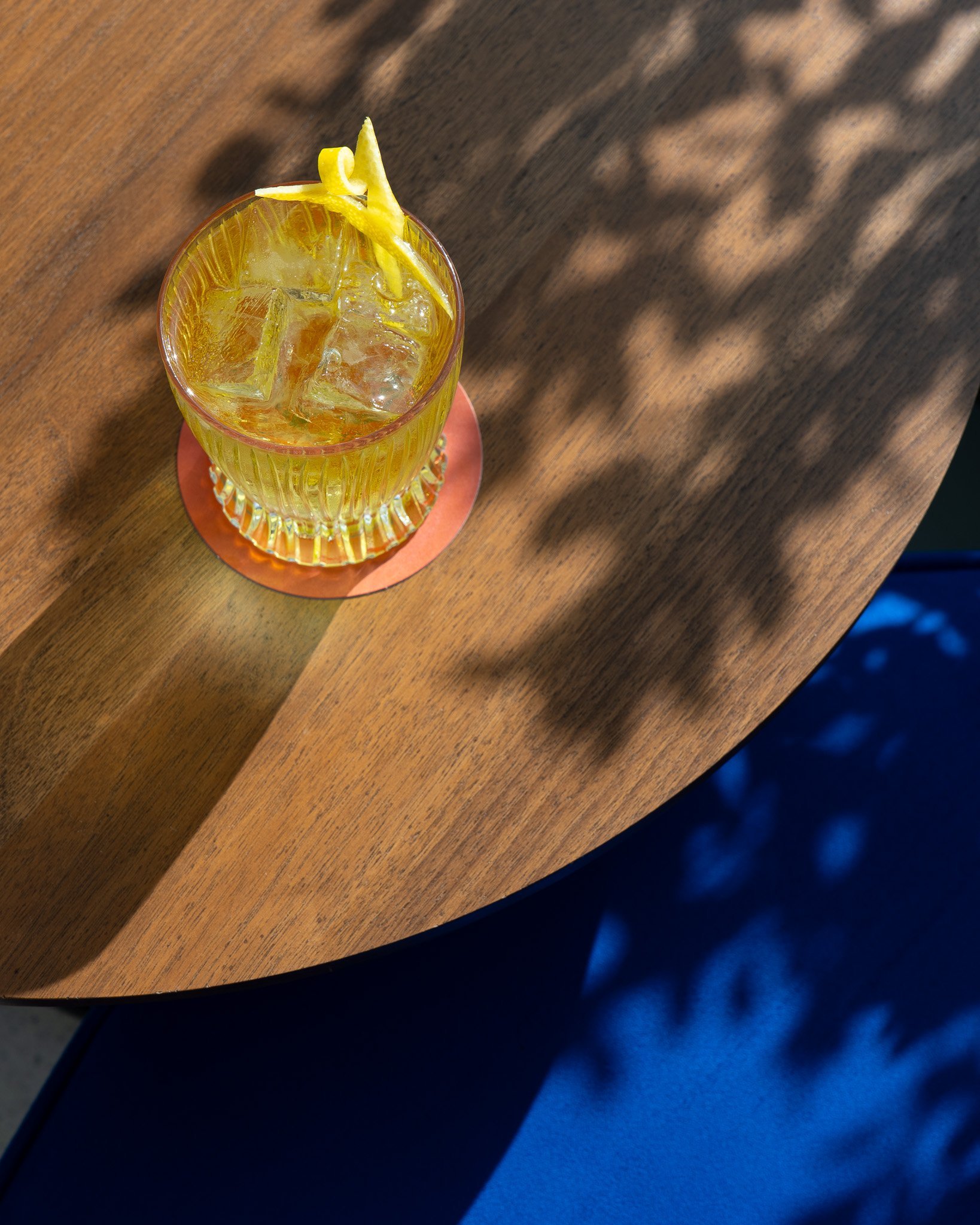 Bar Taulissa : Refreshing cocktail with flowers on a table.