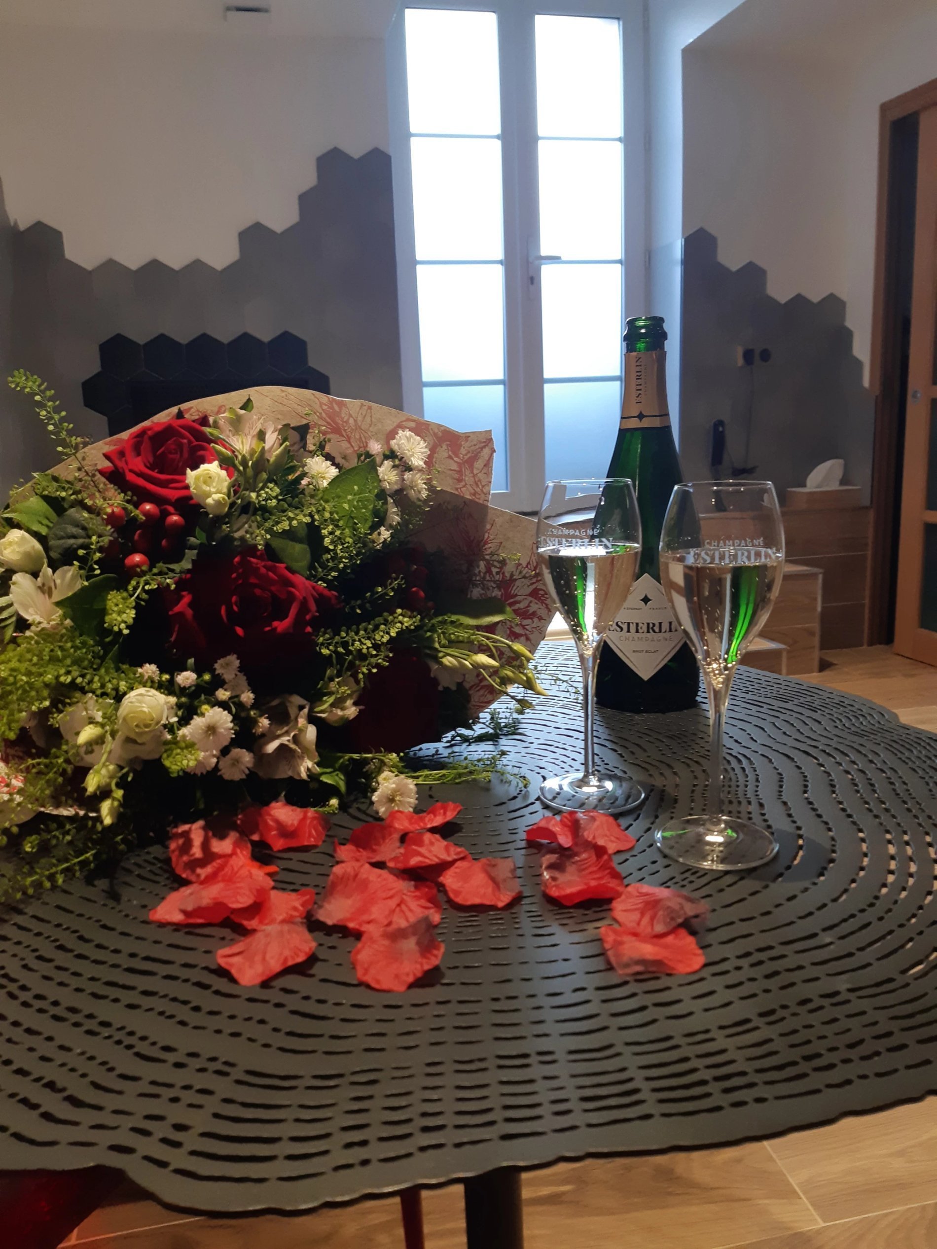 Elegant table detail in the Glamour Suite of the Hôtel SPA Le Lion d'Or.