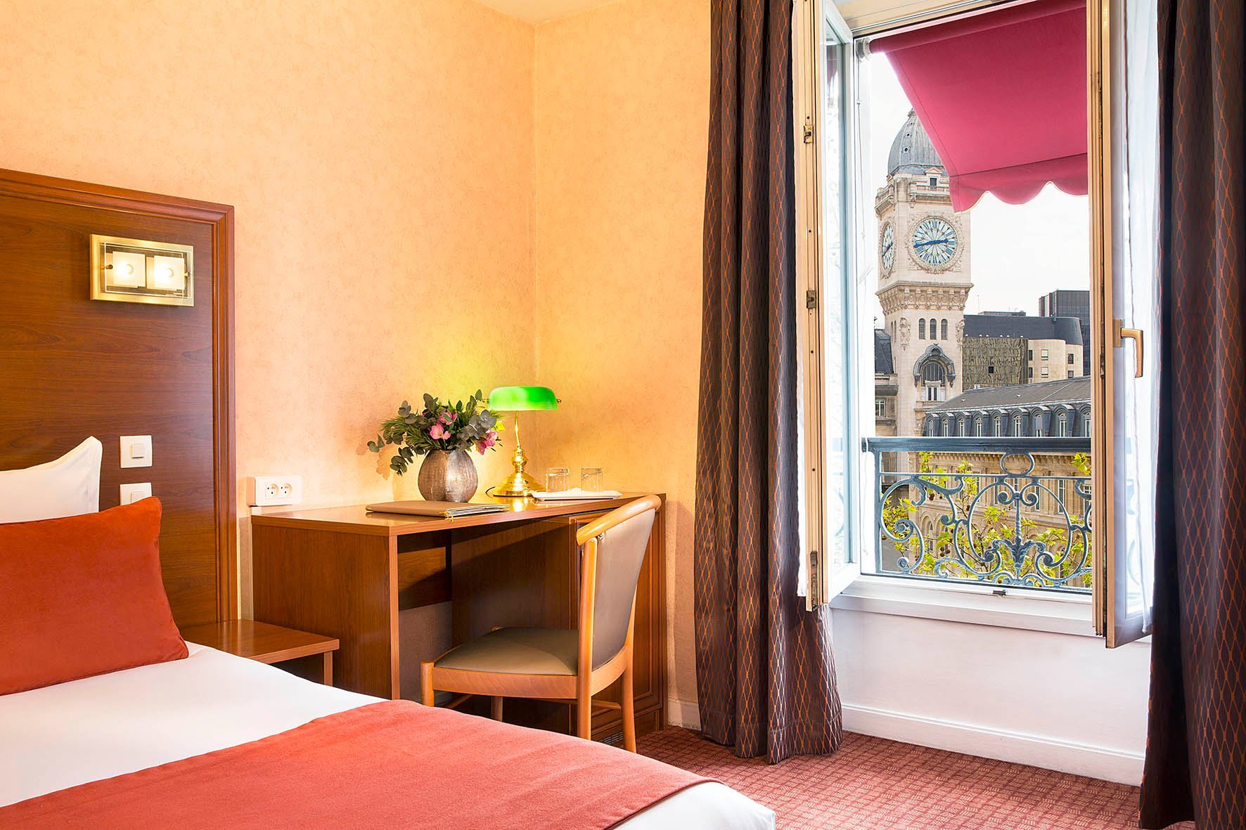 Chambre double vue sur la Gare de Lyon à Paris