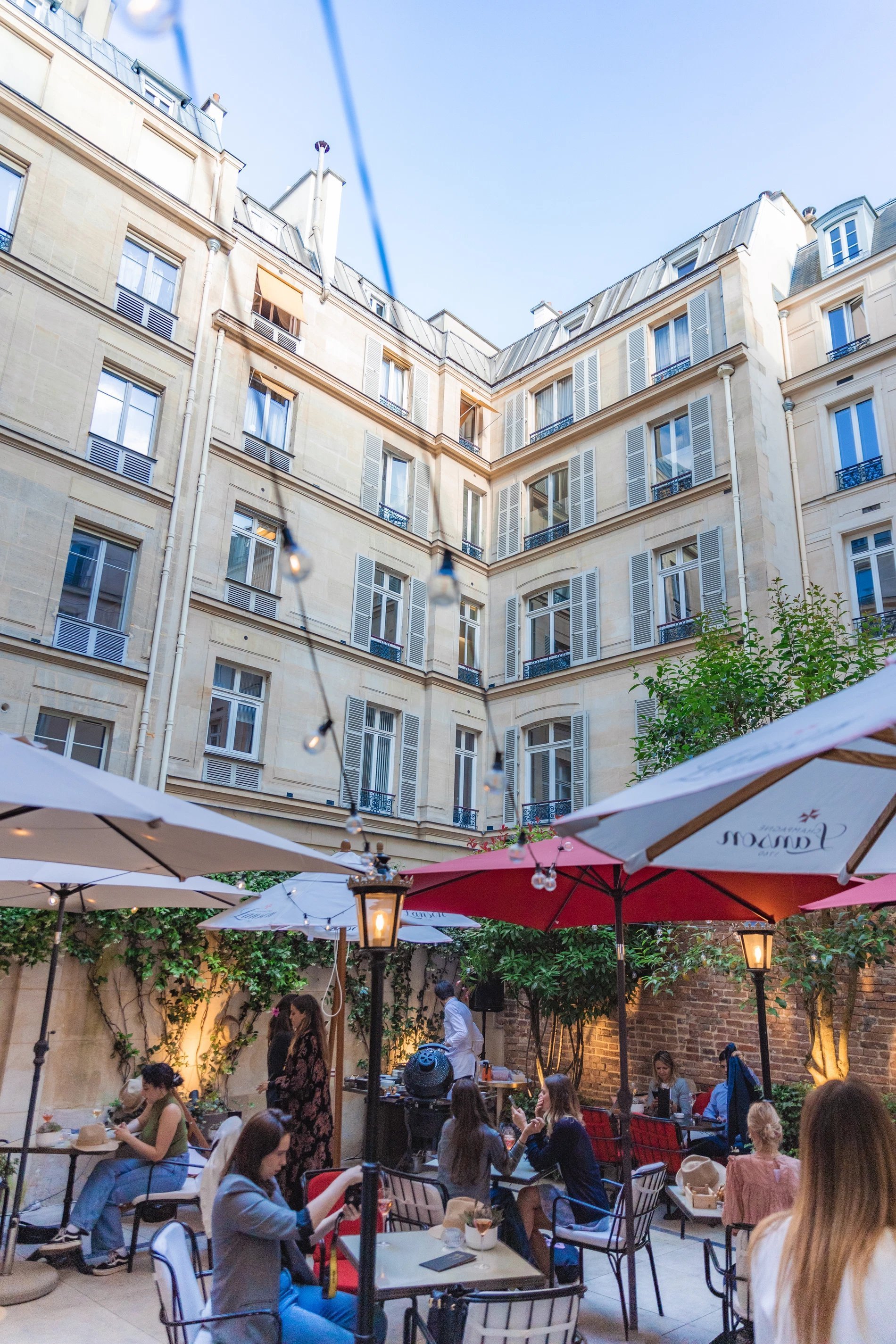 Suite de luxe avec balcon offrant une vue panoramique sur Paris à l'Hôtel Bowmann
