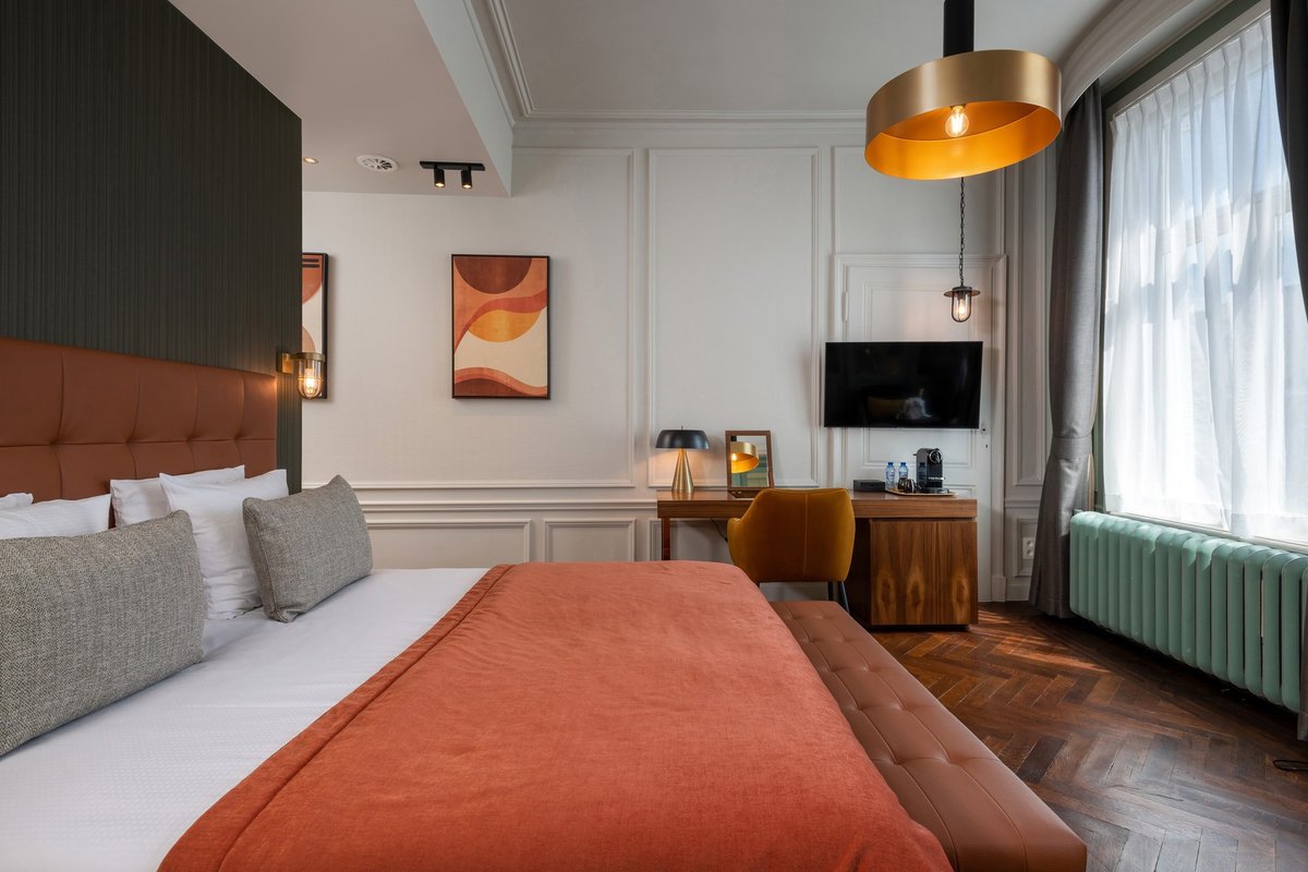 Martin's Relais 4****, Spacious and bright suite with seating area at Martin's Relais.