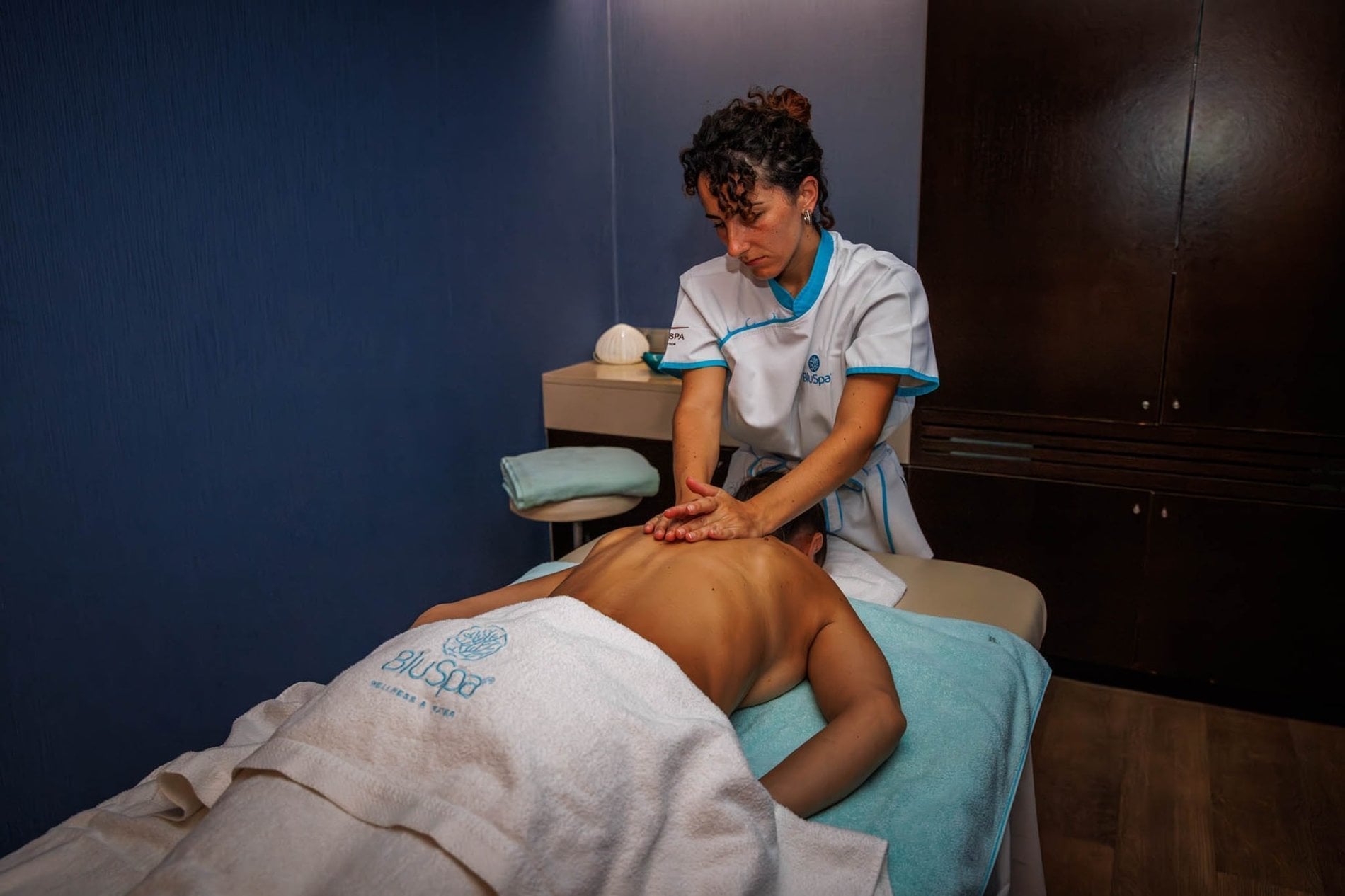 Mulher a disfrutar de uma massagem relaxante do Blue Spa no Jupiter Lisboa Hotel