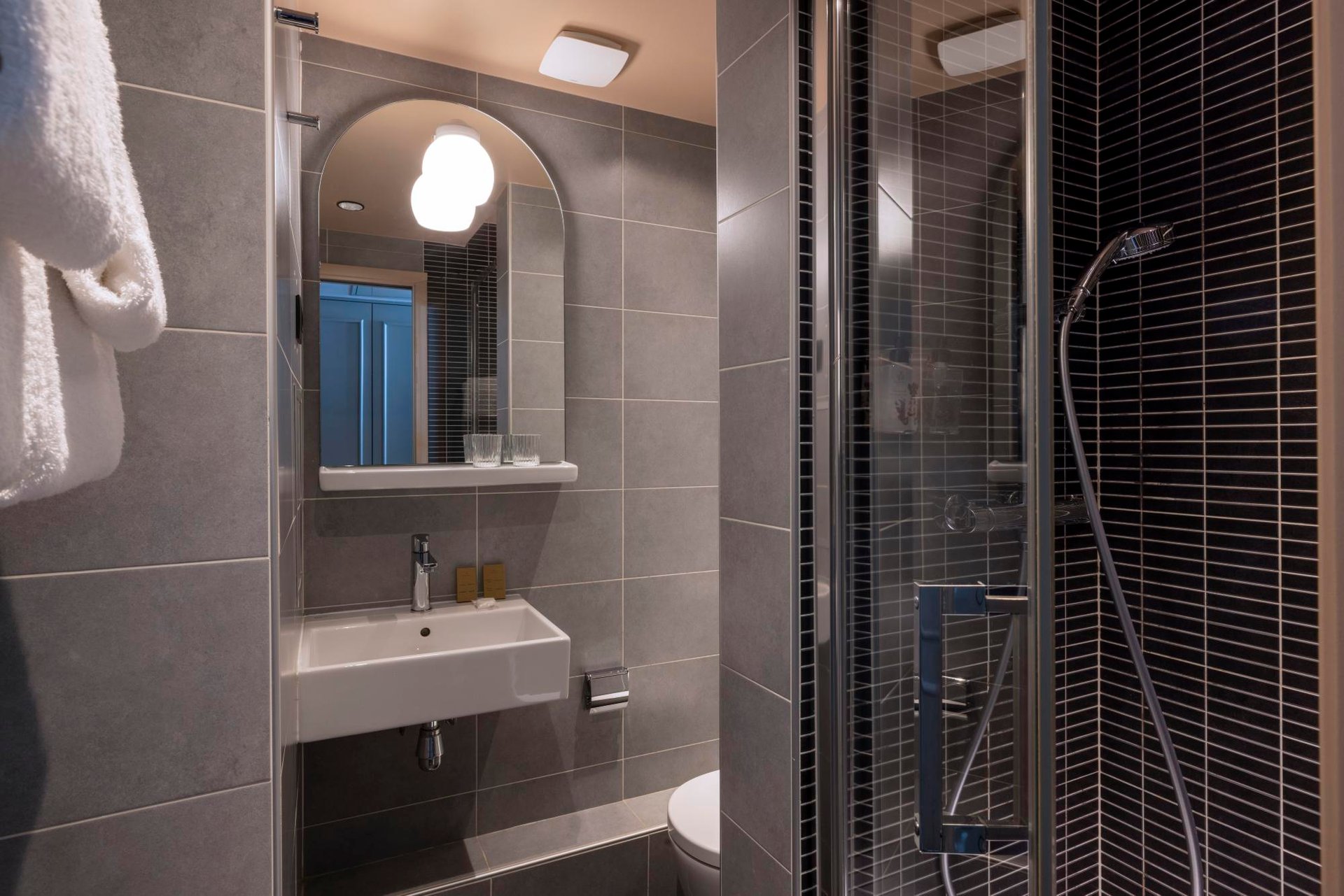 Hotel Bloum Classic Room Bathroom